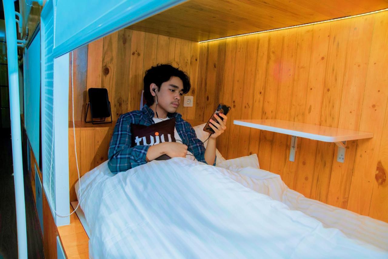 Tuju Arteri Pods Hostel Jakarta