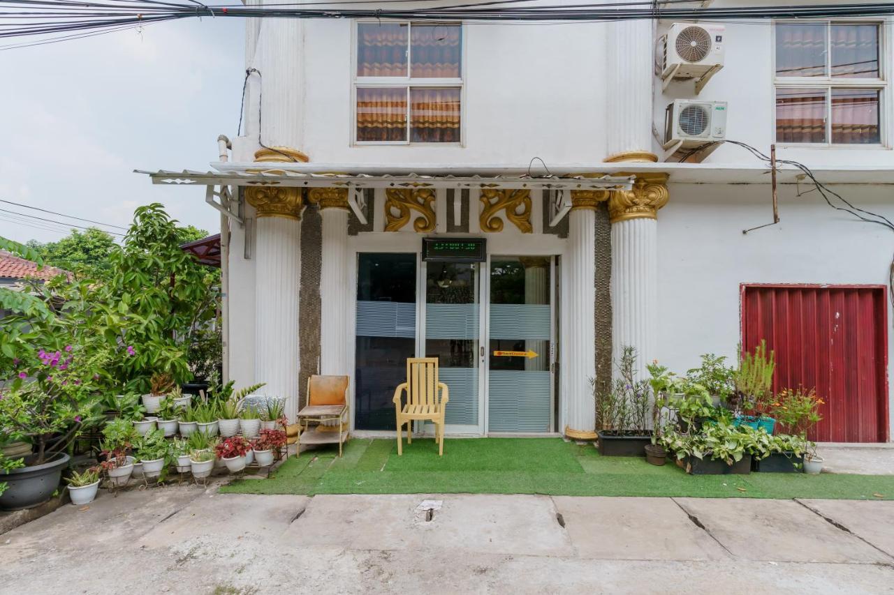 Hotel Reddoorz Syariah Near Universitas Borobudur