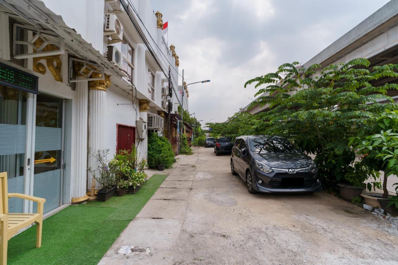 Hotel Reddoorz Syariah Near Universitas Borobudur