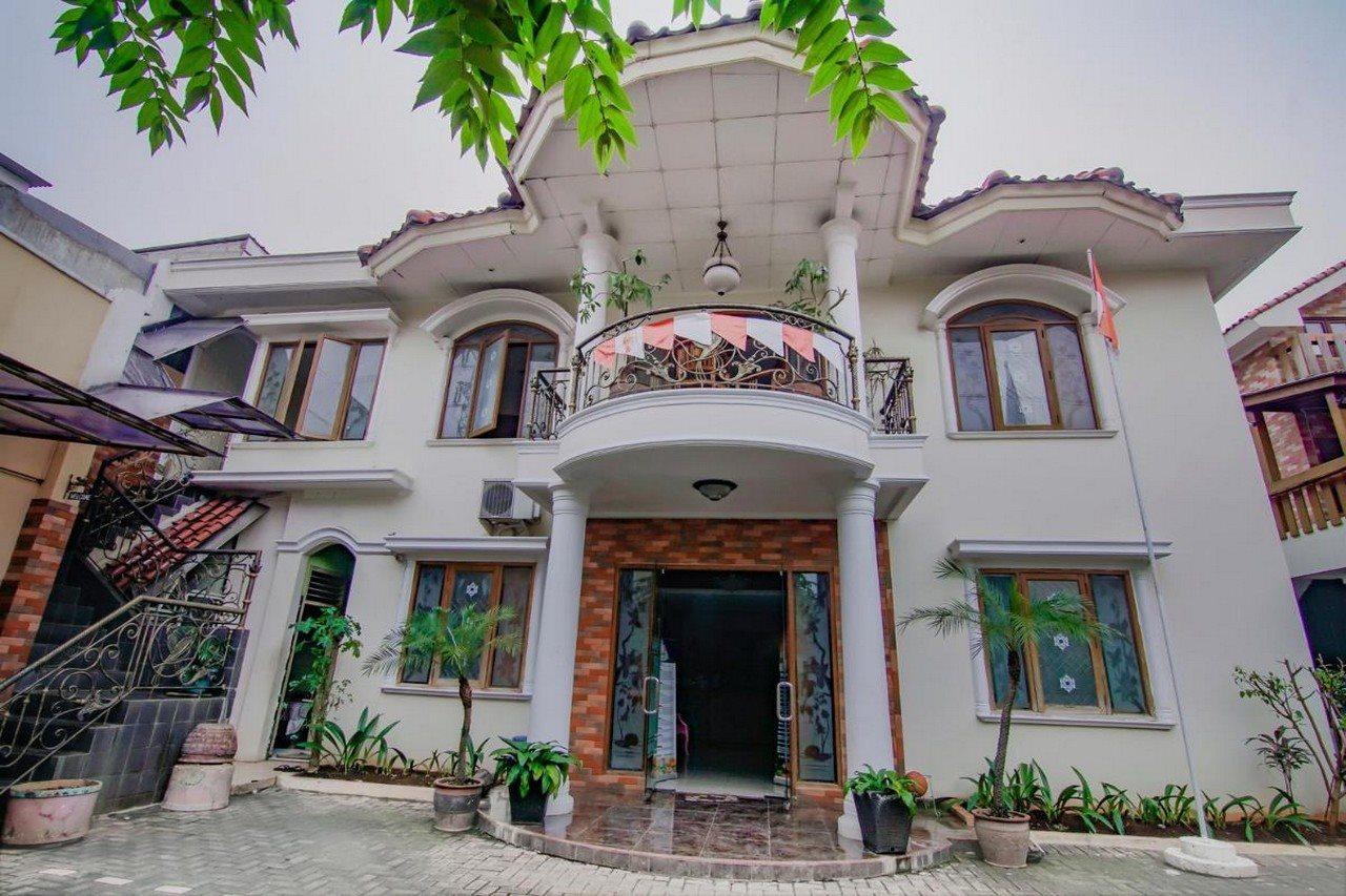 Oyo 90094 Gayatri Jakarta