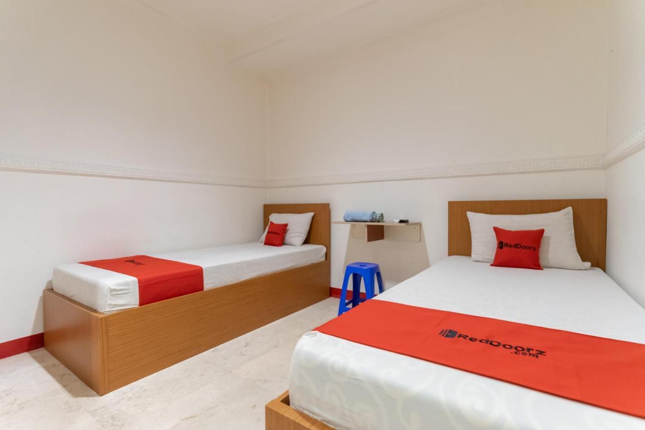 Reddoorz Near Stasiun Juanda Hotel *