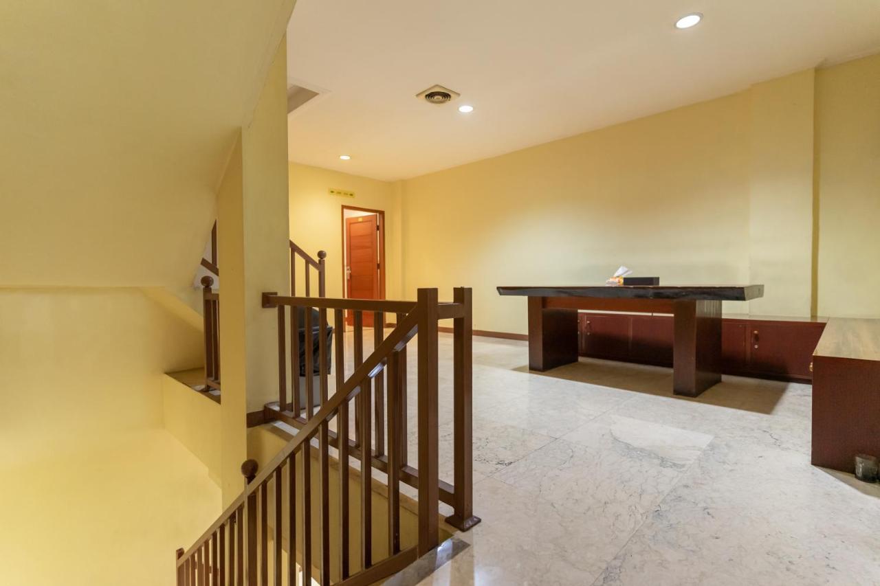 Reddoorz Near Stasiun Juanda Hotel