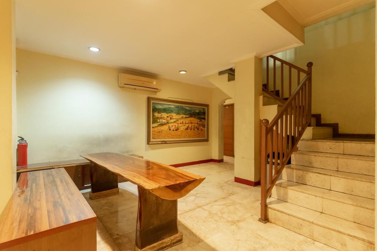 Hotel Reddoorz Near Stasiun Juanda Jakarta