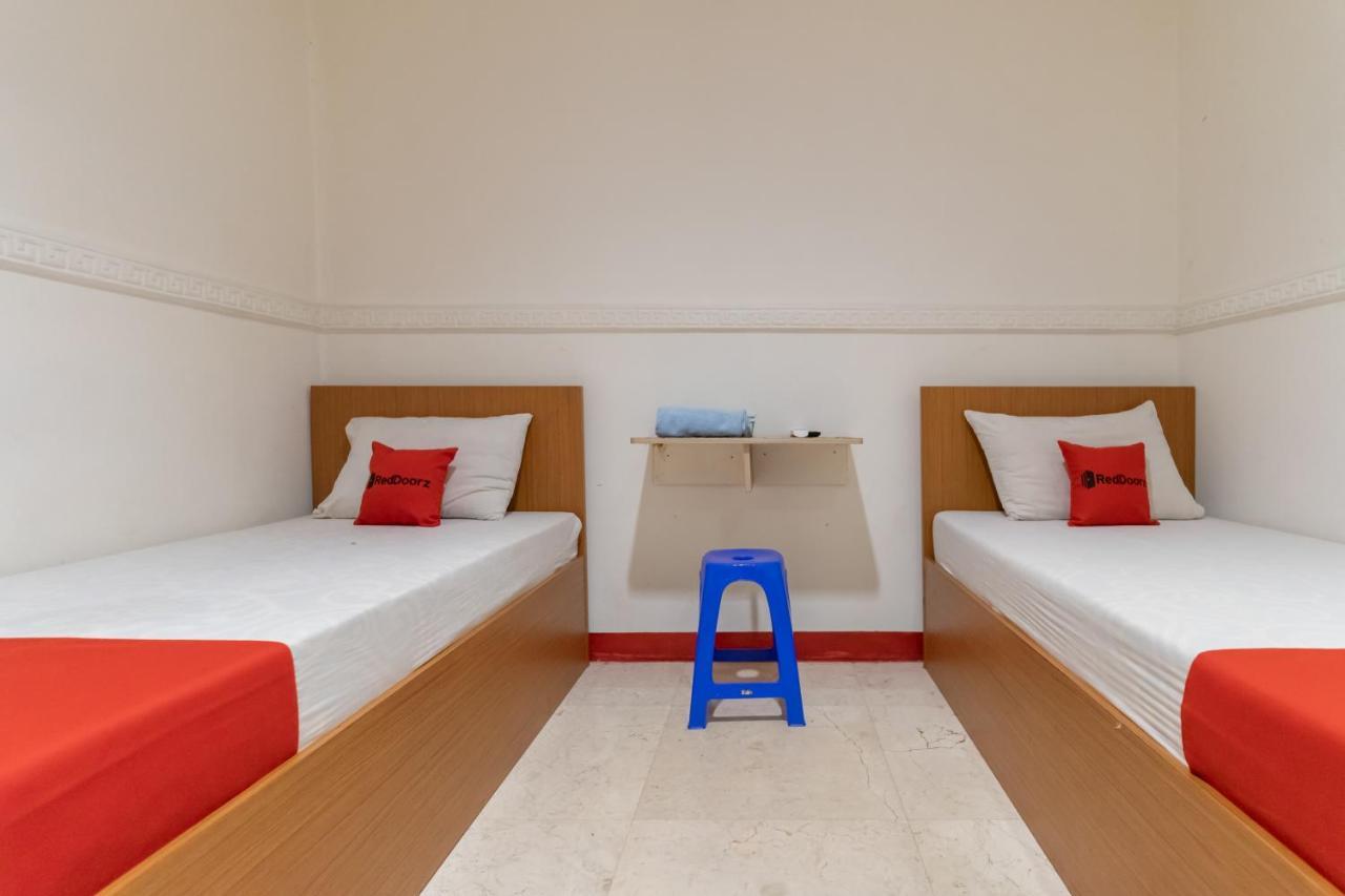 Hotel Reddoorz Near Stasiun Juanda Jakarta