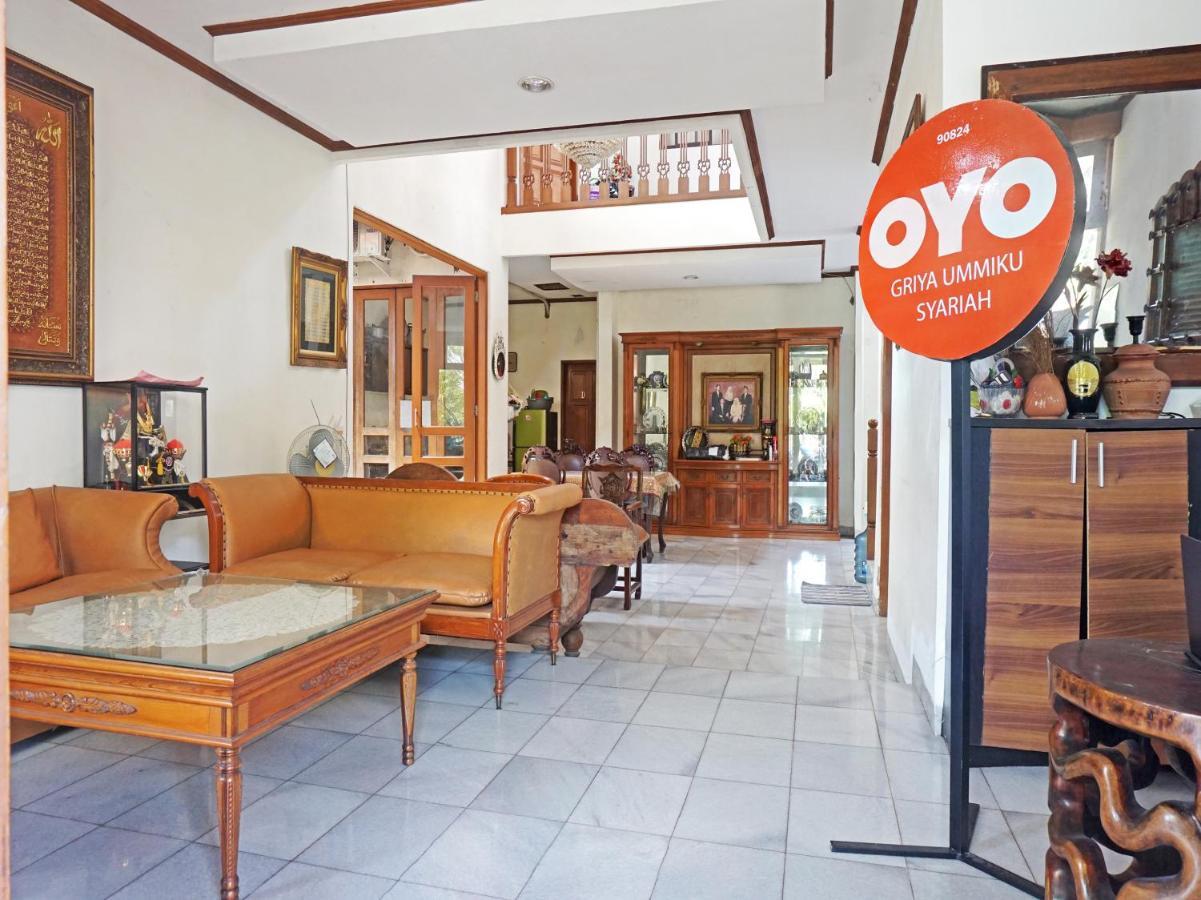 Oyo 90824 Griya Ummiku Syariah Hotel 2*