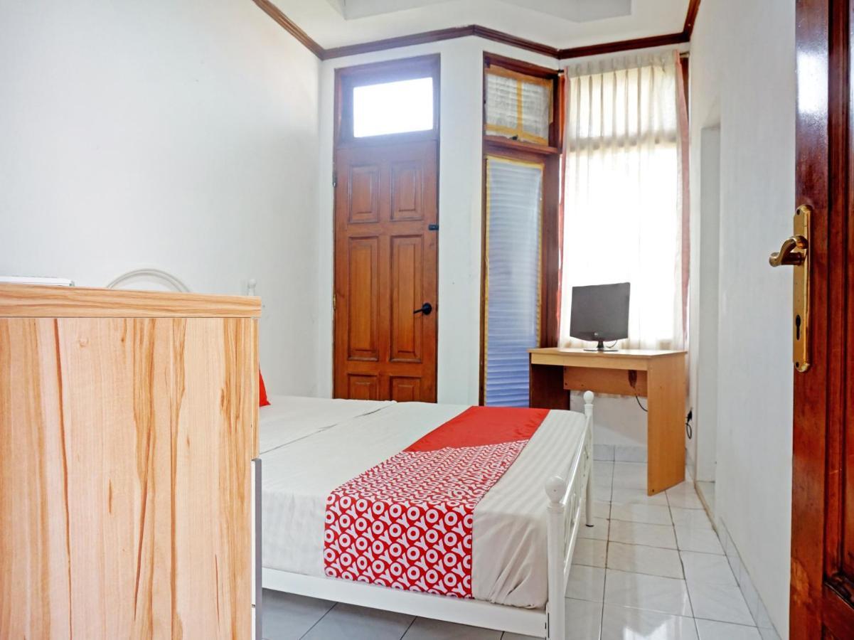 Oyo 90824 Griya Ummiku Syariah Hotel 2*