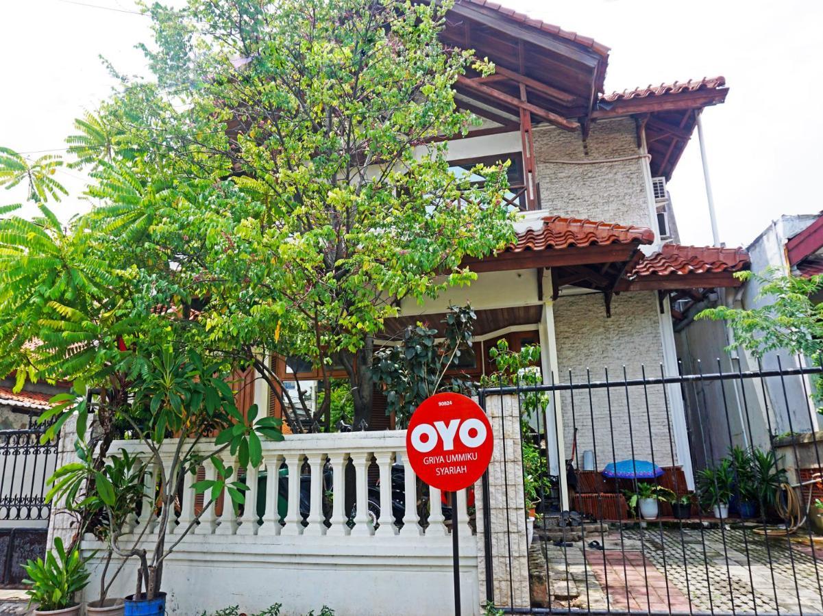 Oyo 90824 Griya Ummiku Syariah Hotel 2*