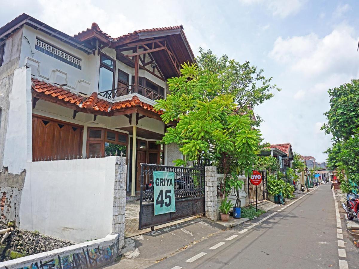 Oyo 90824 Griya Ummiku Syariah Hotel 2*