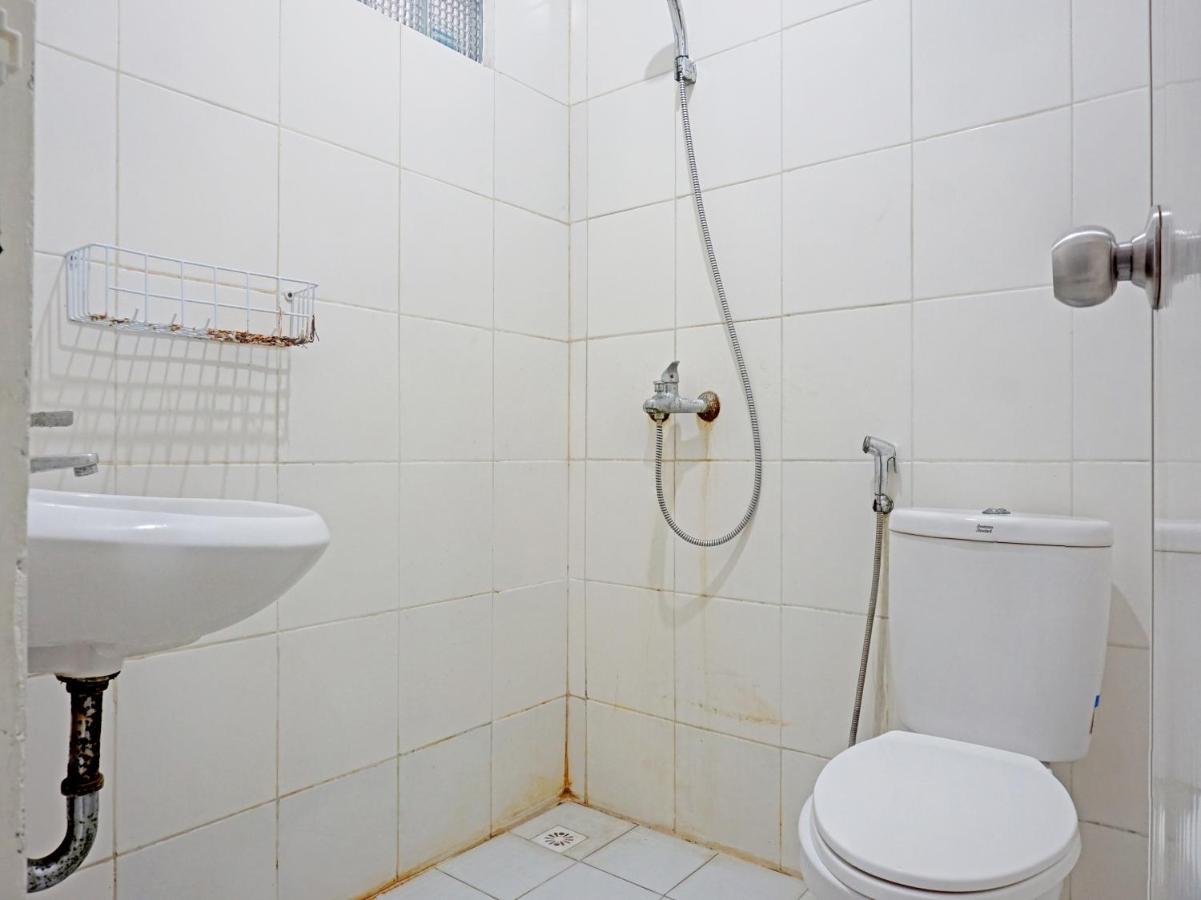 Oyo 90824 Griya Ummiku Syariah Hotel