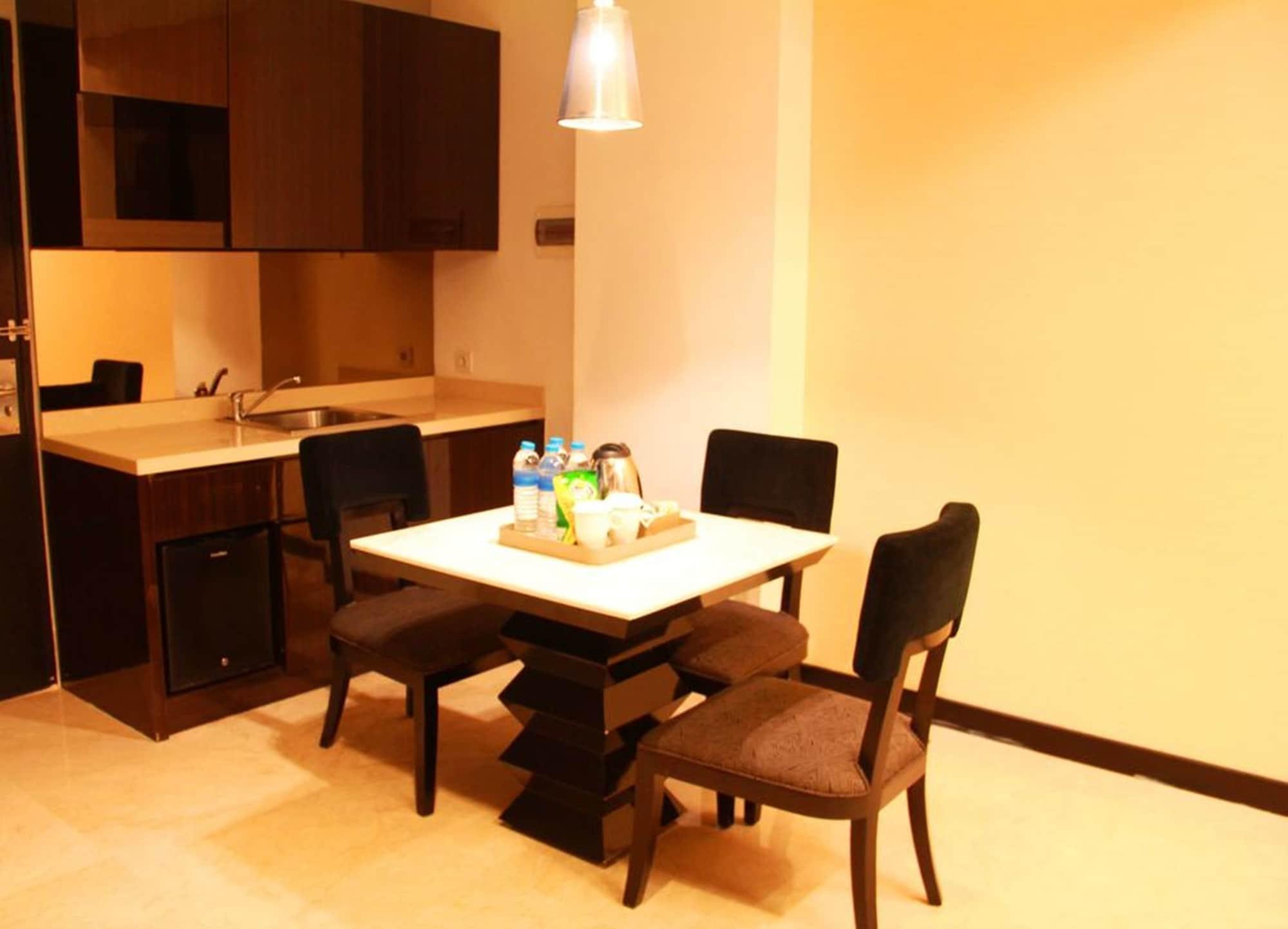 Hotel Aston Bellevue Radio Dalam 4*