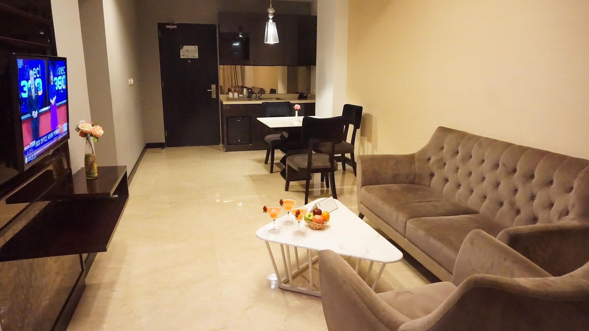 Hotel Aston Bellevue Radio Dalam 4*