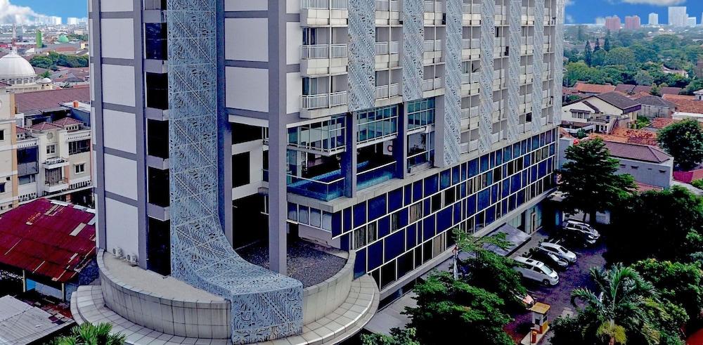 Khách sạn Aston Bellevue Radio Dalam 4*