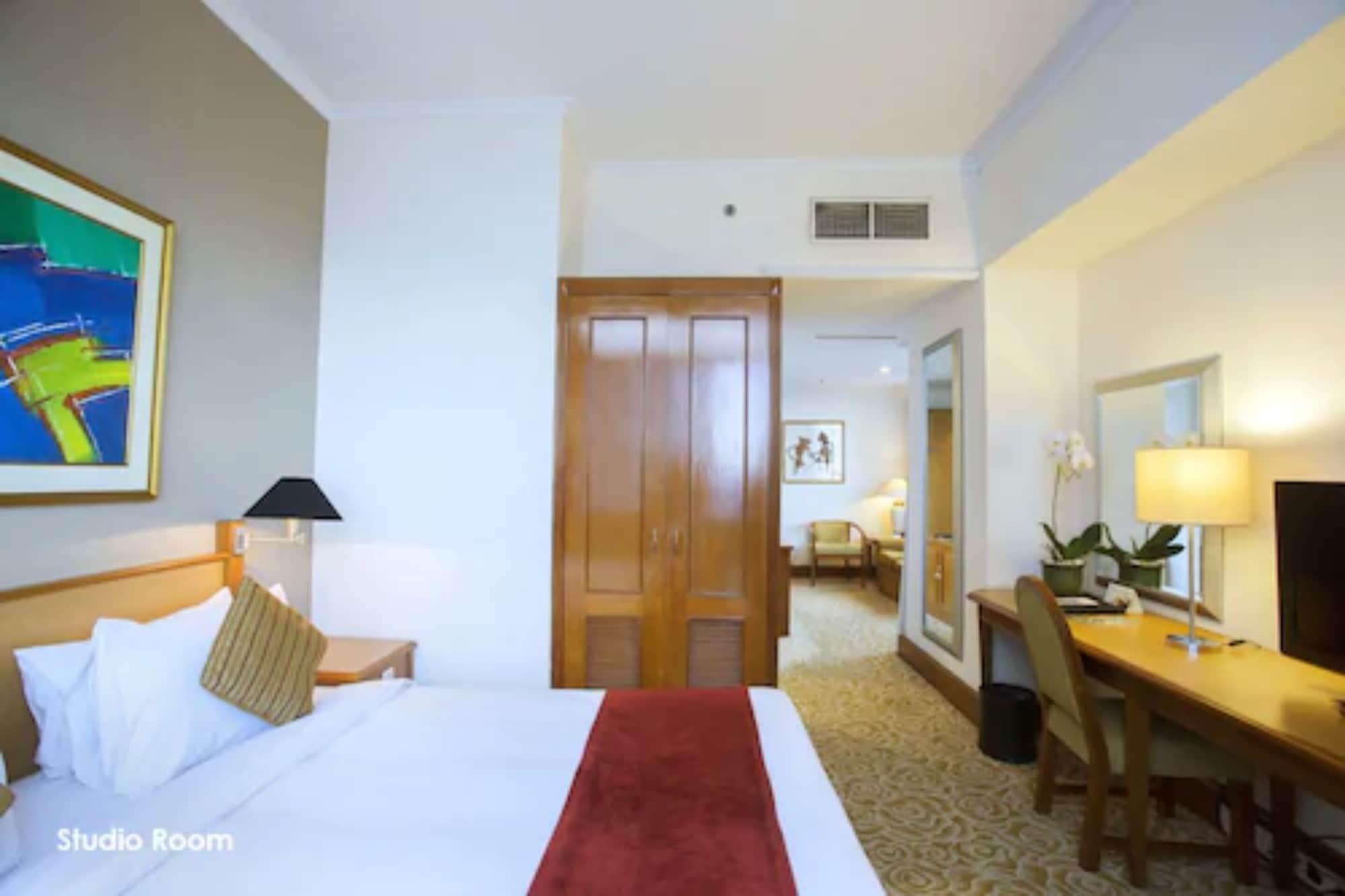Menara Peninsula Hotel 4*