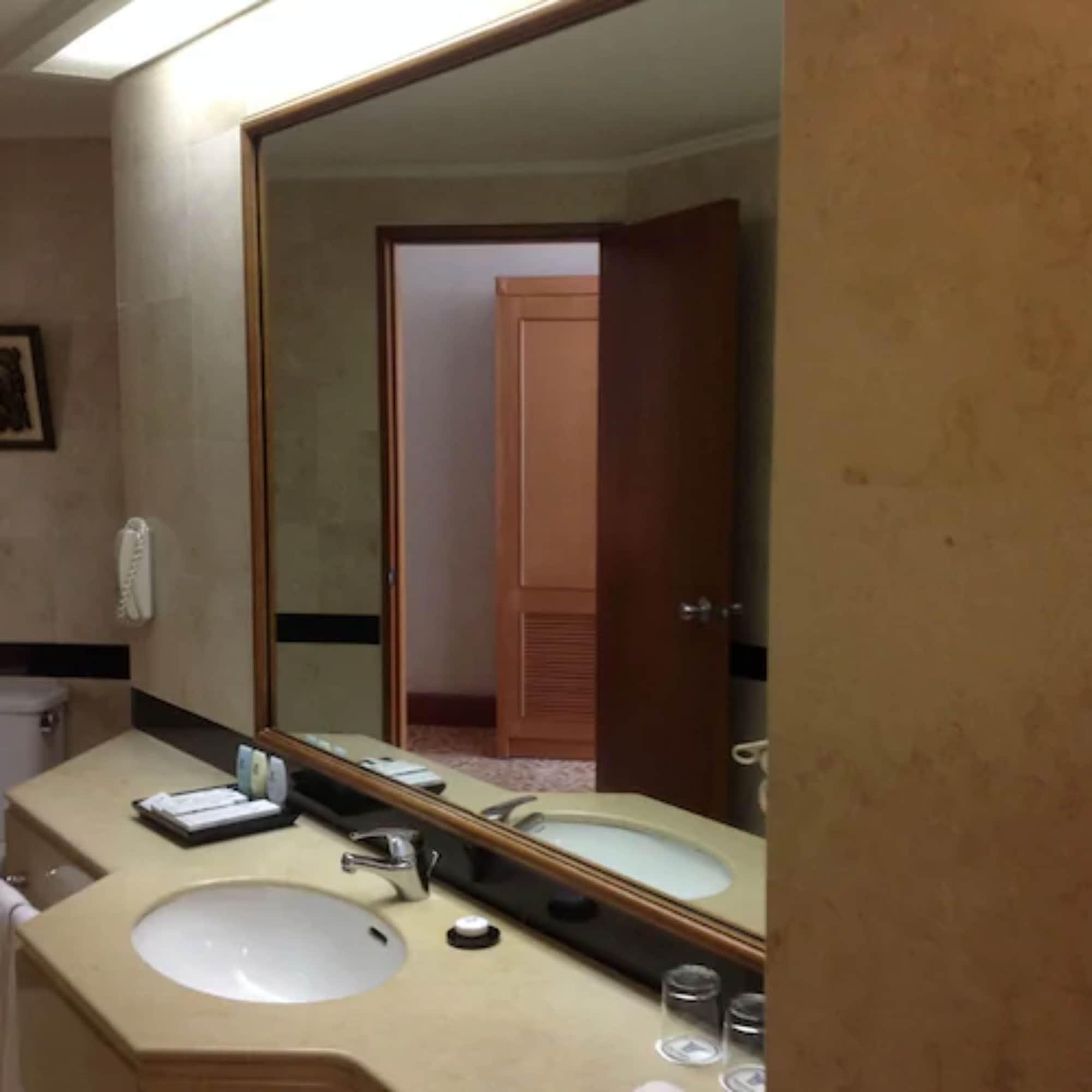 Menara Peninsula Hotel 4*