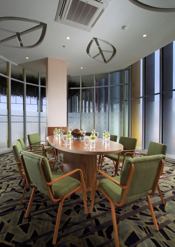 Maxonehotels.com At Pemuda Jakarta
