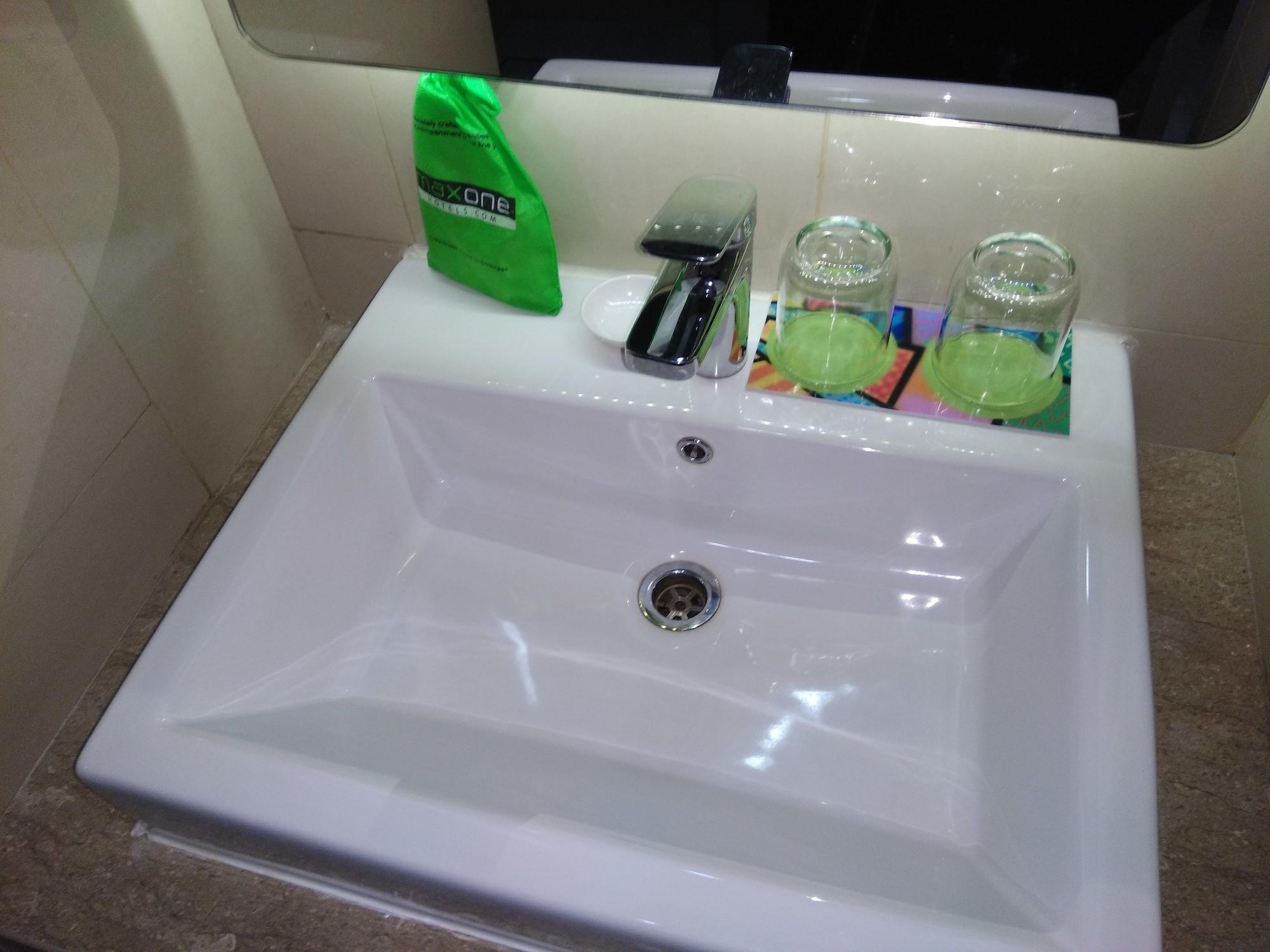 Maxonehotels.com At Kramat 3*
