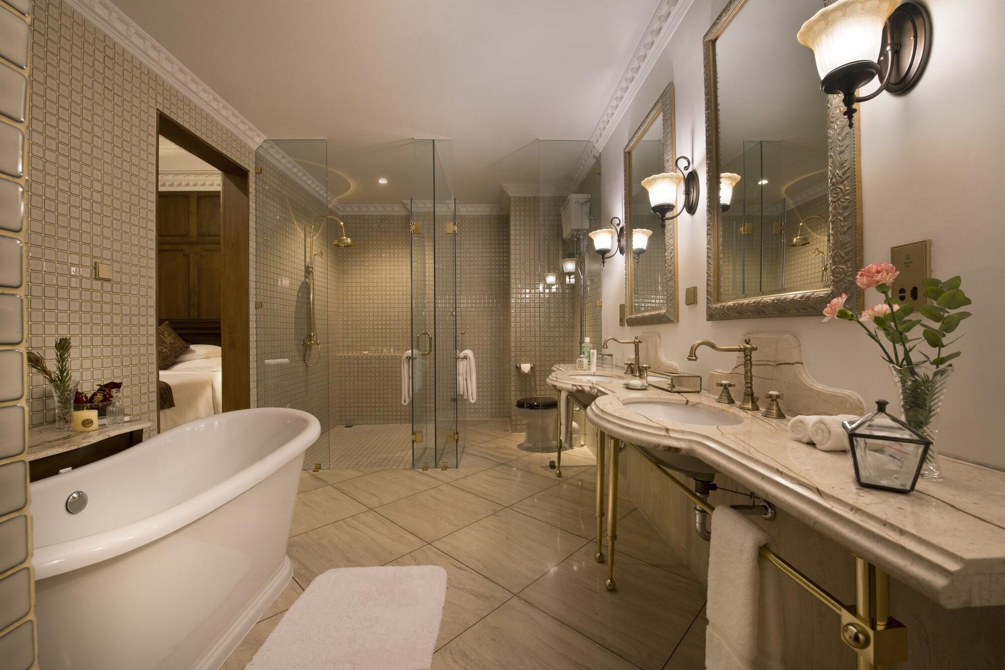 Hotel The Gunawarman 4*