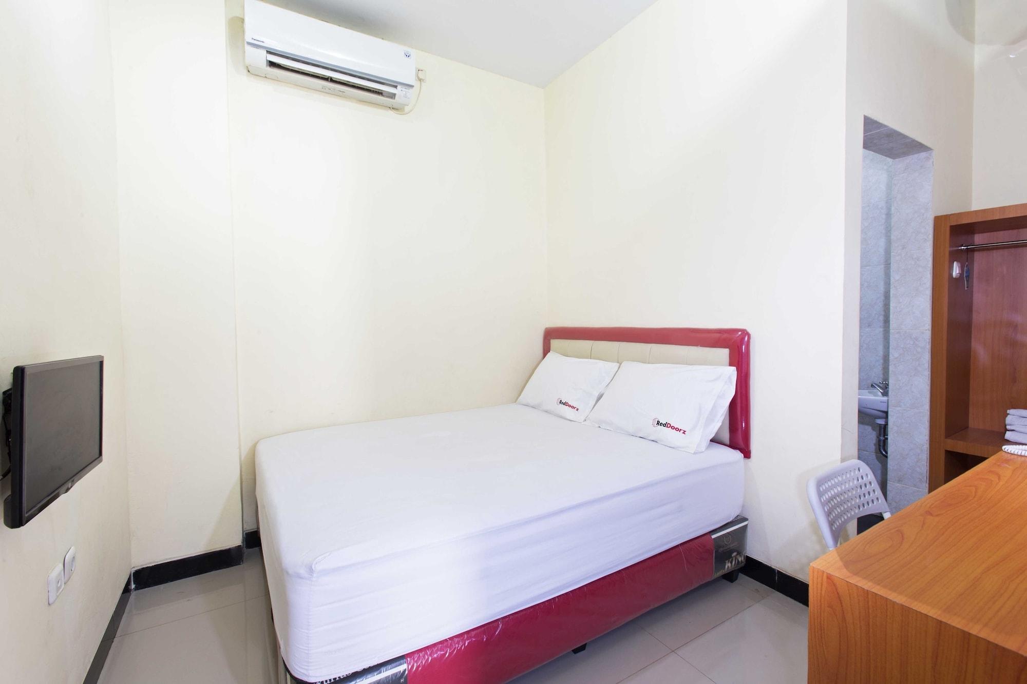 Reddoorz @ Jalan Pemuda Hotel 3*