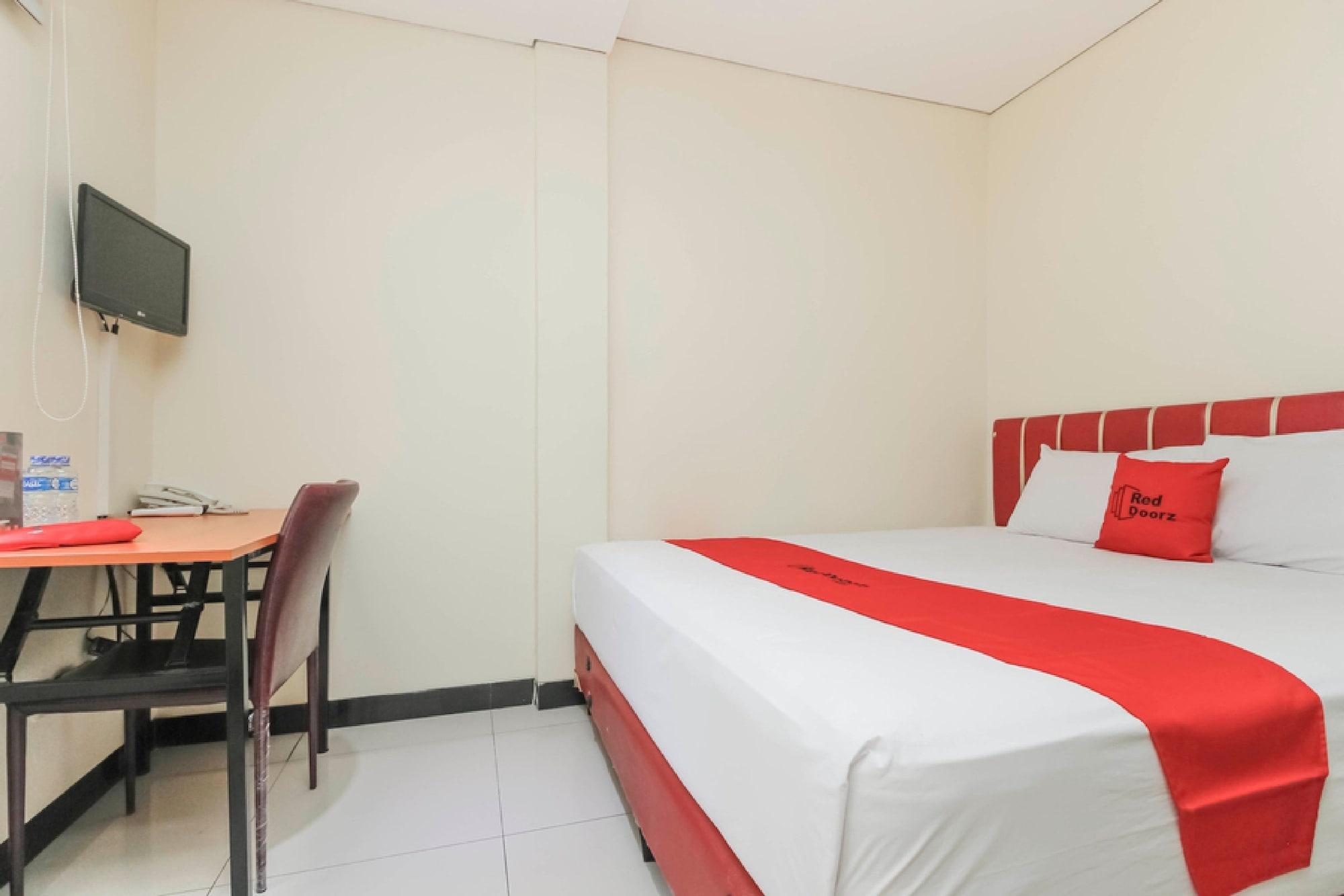 Hotel Reddoorz @ Jalan Pemuda 3*