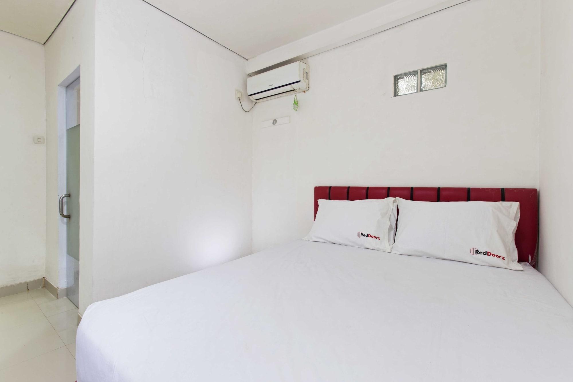 Reddoorz @ Jalan Pemuda Hotel 3*