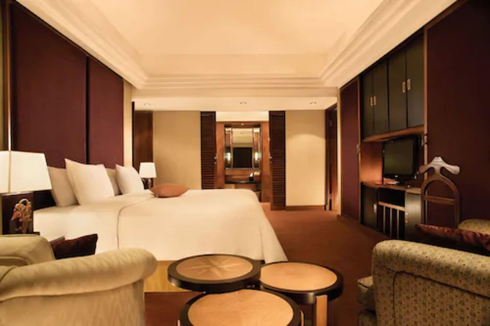 Lumire & Convention Centre 4*
