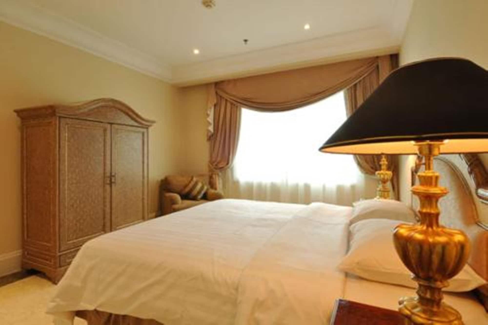 Aparthotel Batavia & Serviced 4*