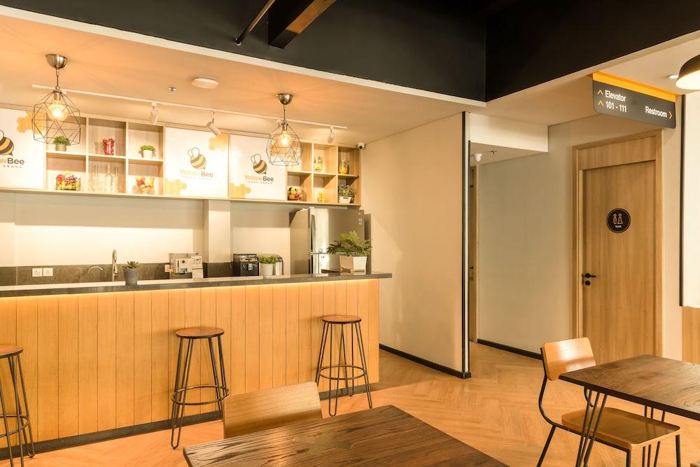 Hotel Yellow Bee Tanah Abang Jakarta