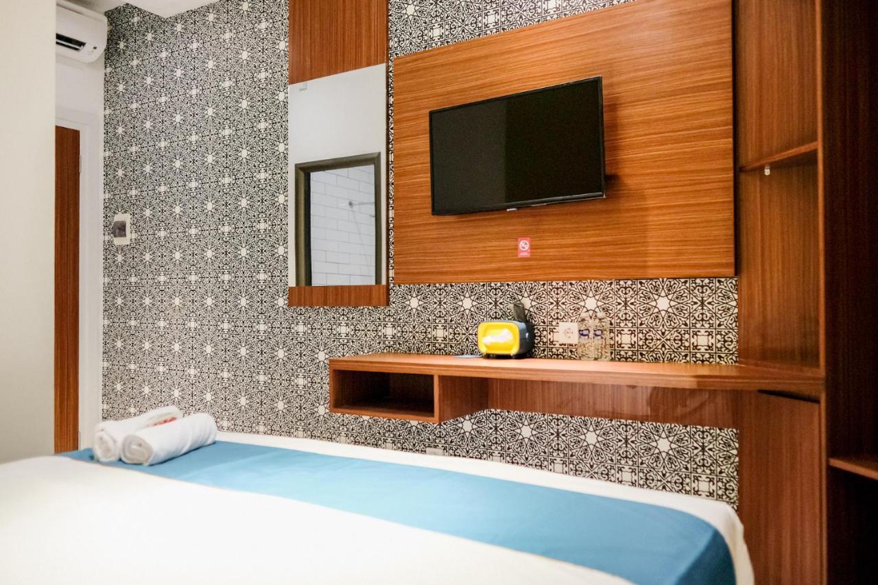 Hotel Sans Roxy Jakarta