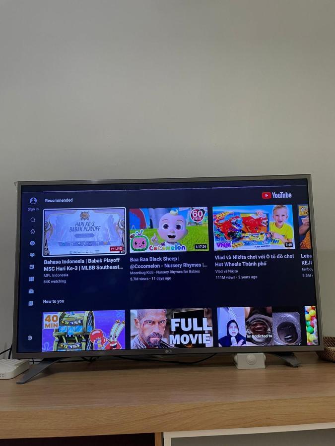 Moagi Alamanda - Netflix Ready! At Bassura Apartment *