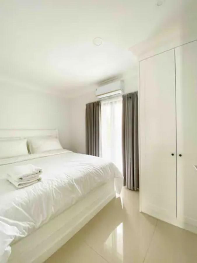 Loewys Tanjung Duren Barat Jakarta