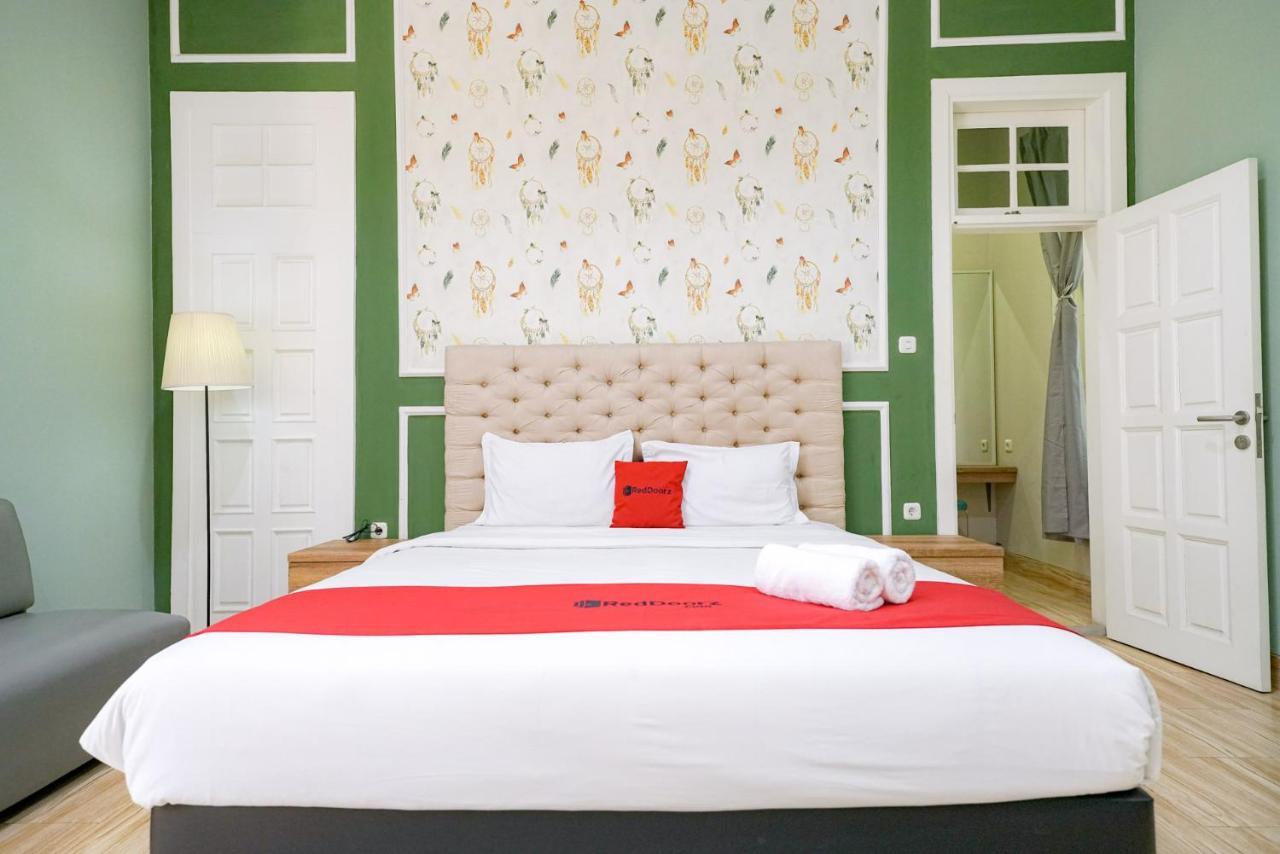 Reddoorz Premium Near Rs Indah Nhà khách