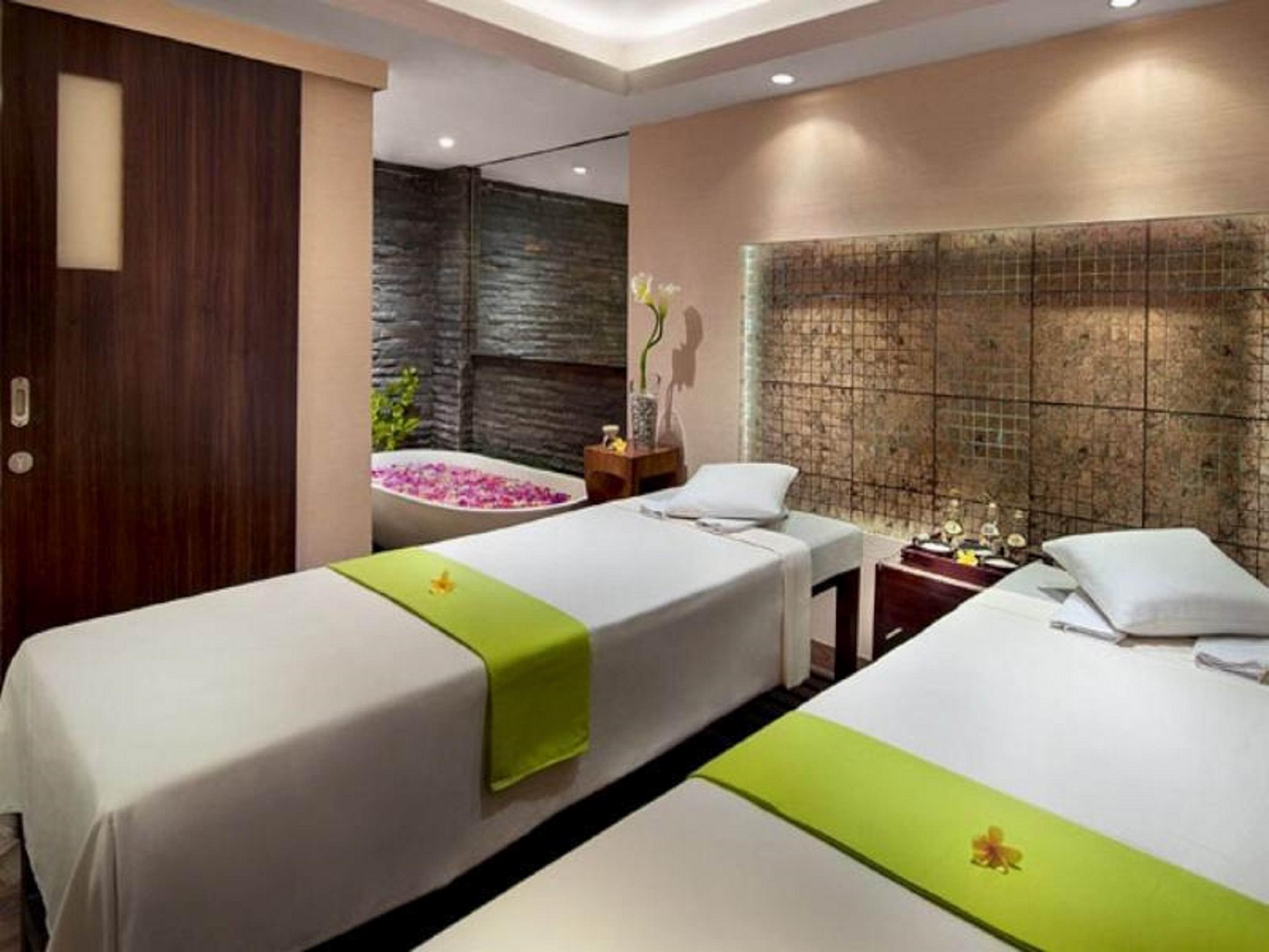 Hotel Aston Bellevue Radio Dalam 4*