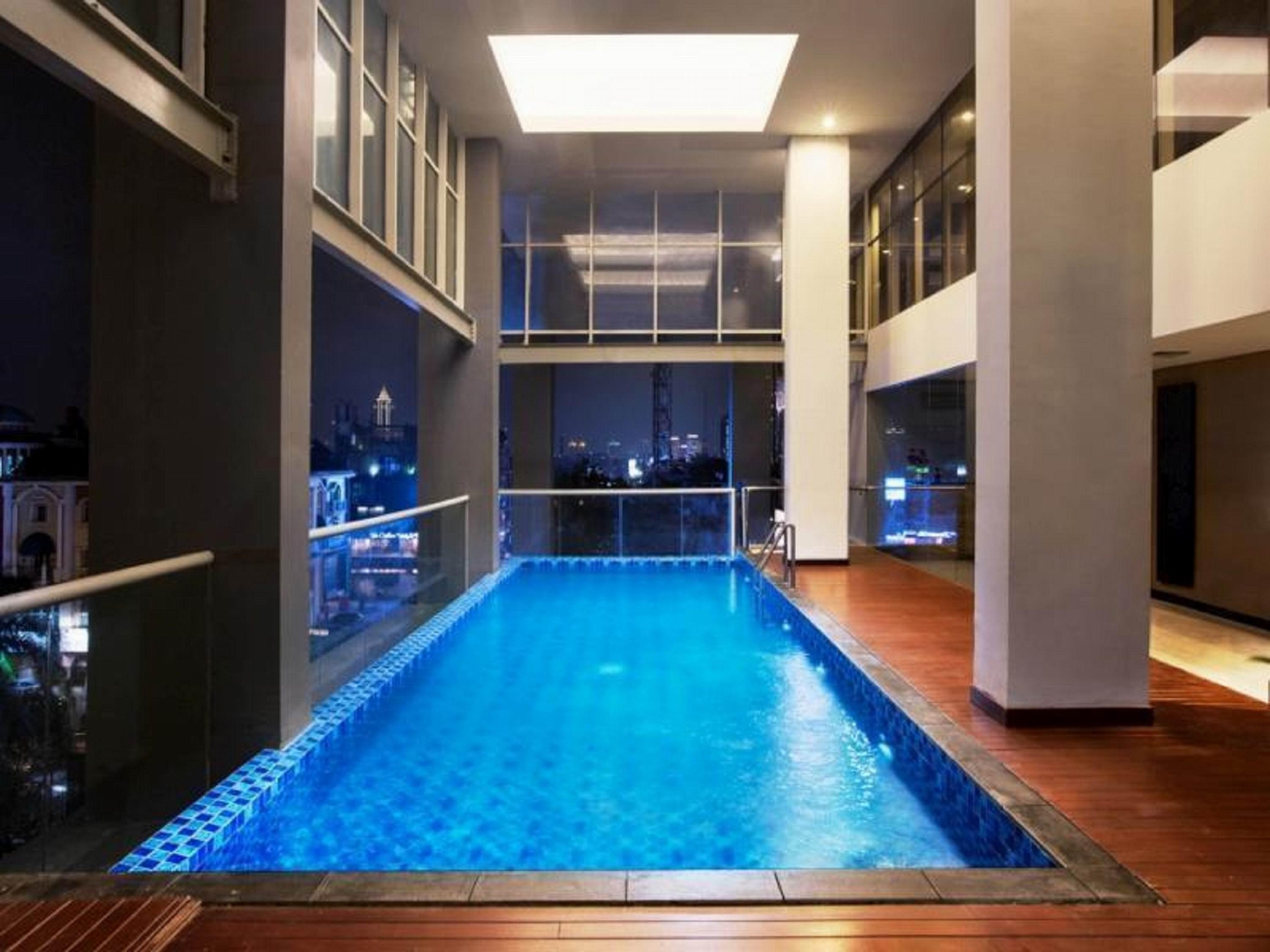 Aston Bellevue Radio Dalam Hotel