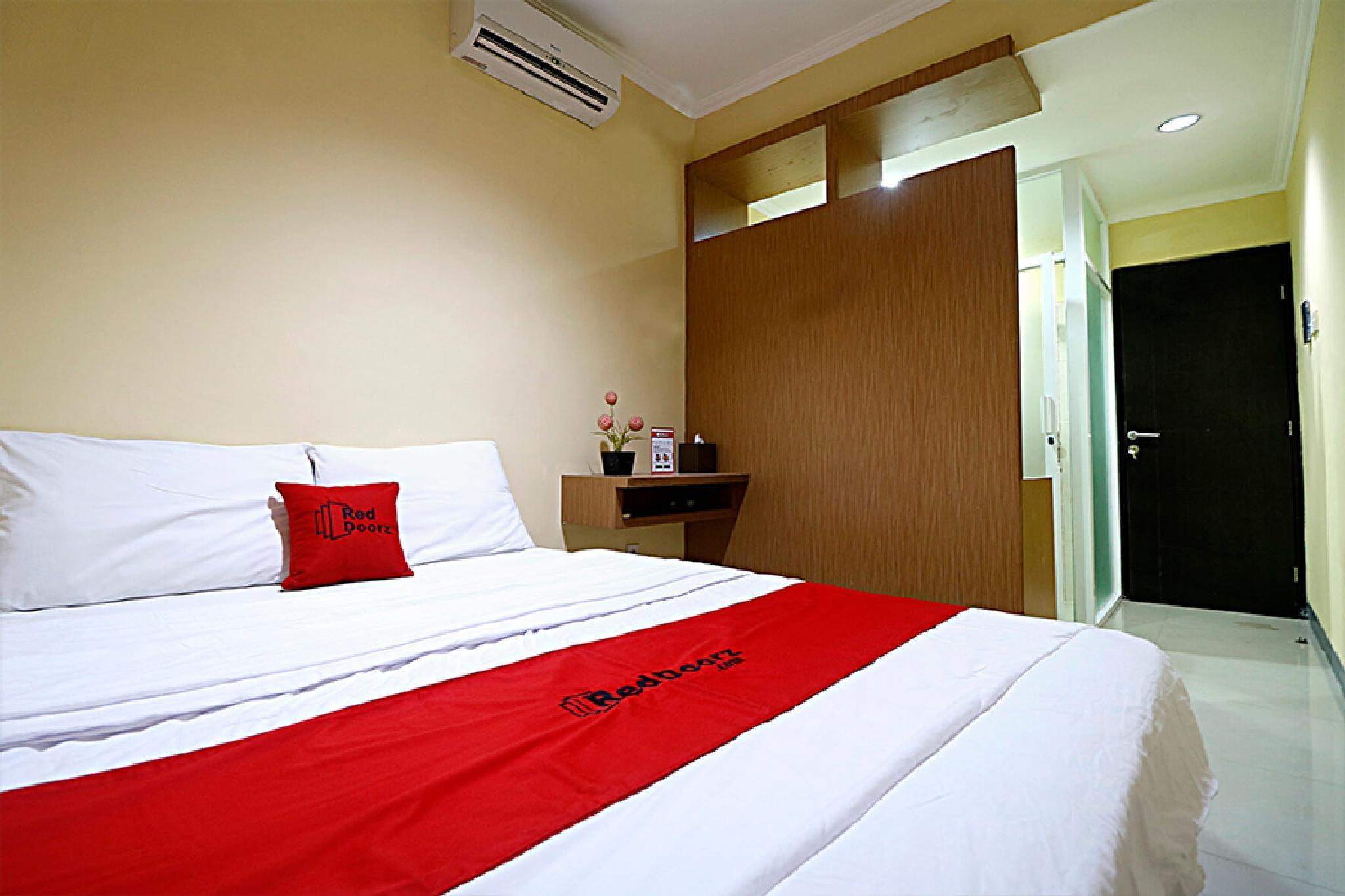 Reddoorz Near Itc Cempaka Mas