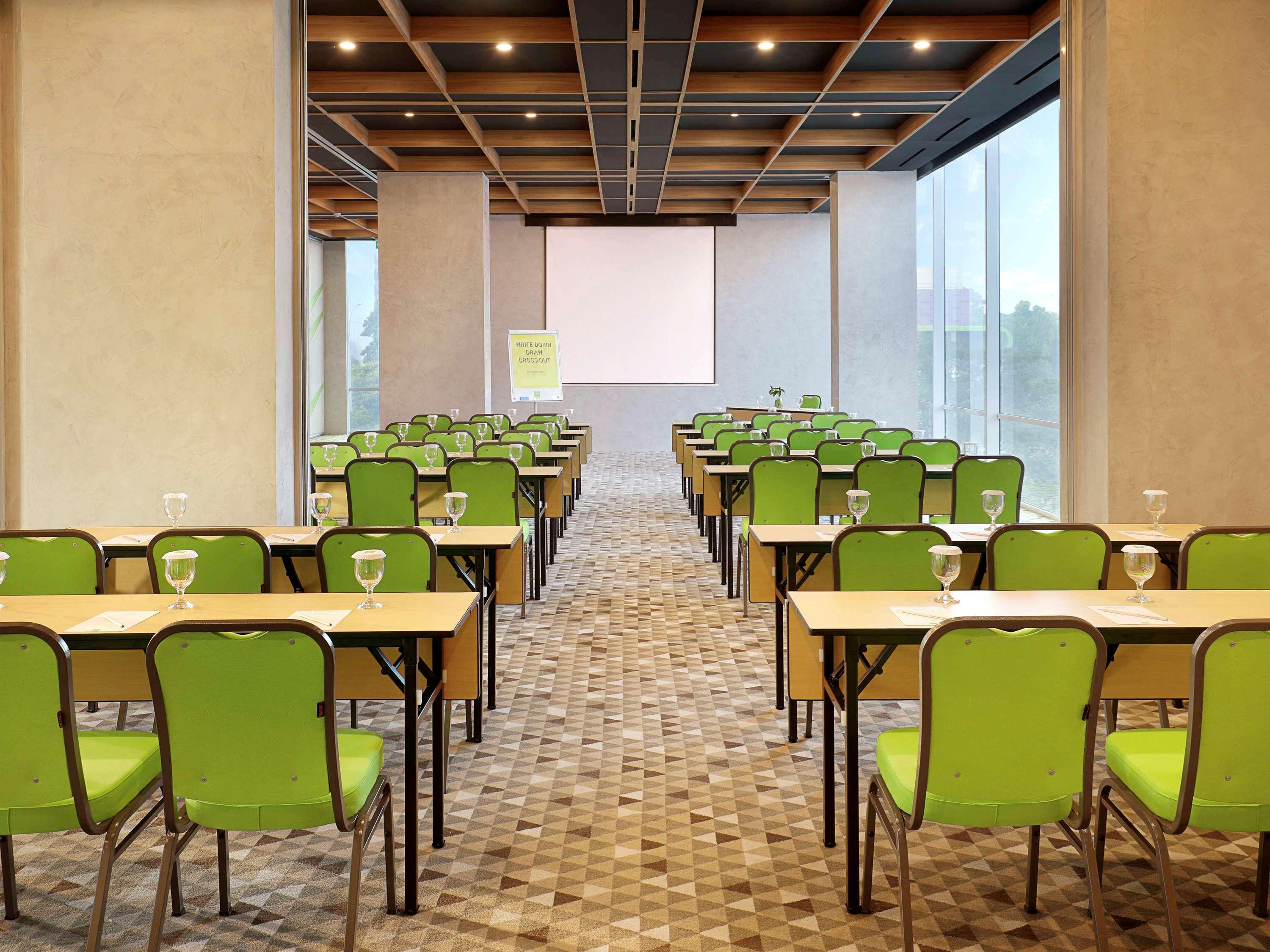 Hotel Ibis Styles Simatupang 3*