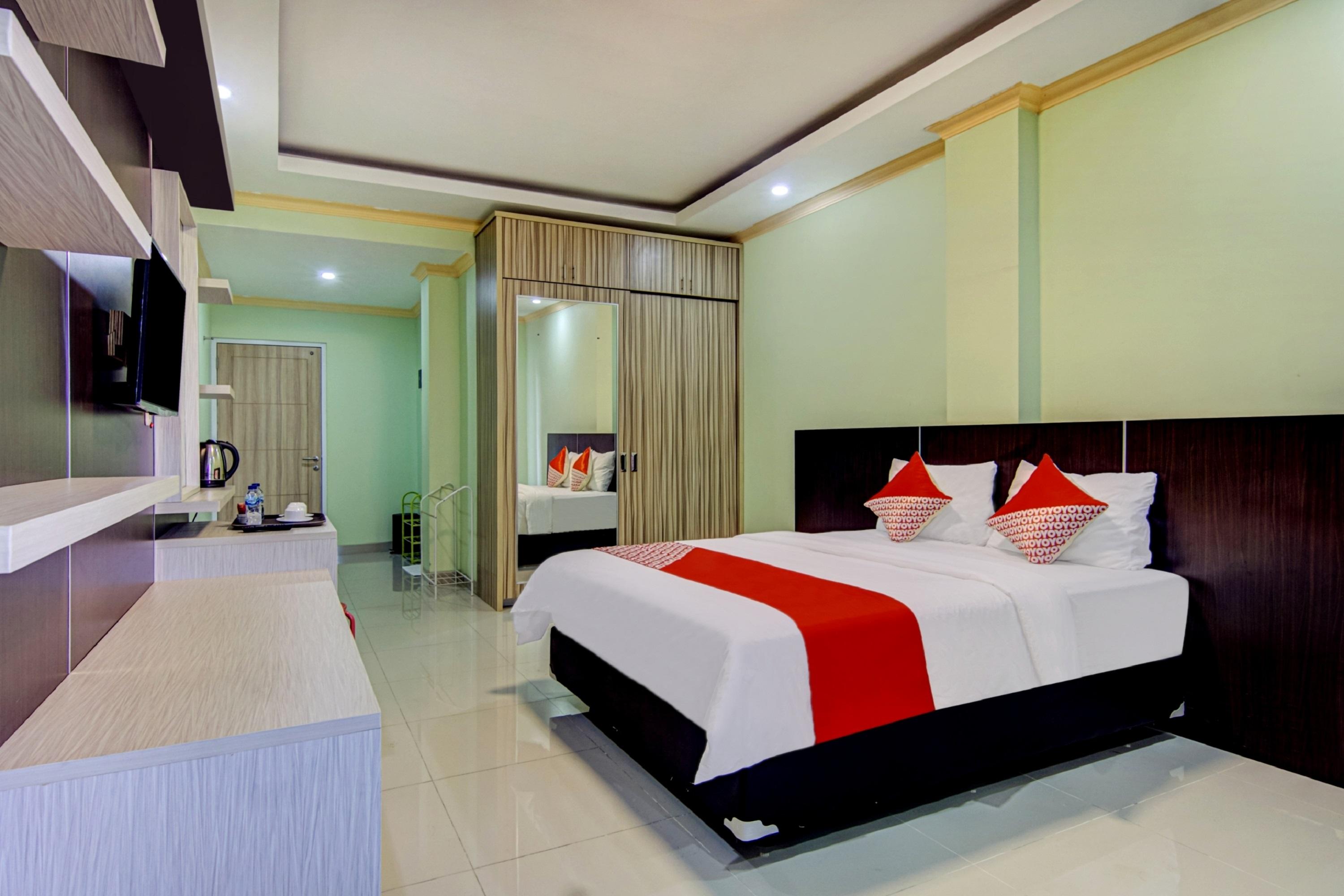 Oyo 3963 Safira Syariah Hotel 2*
