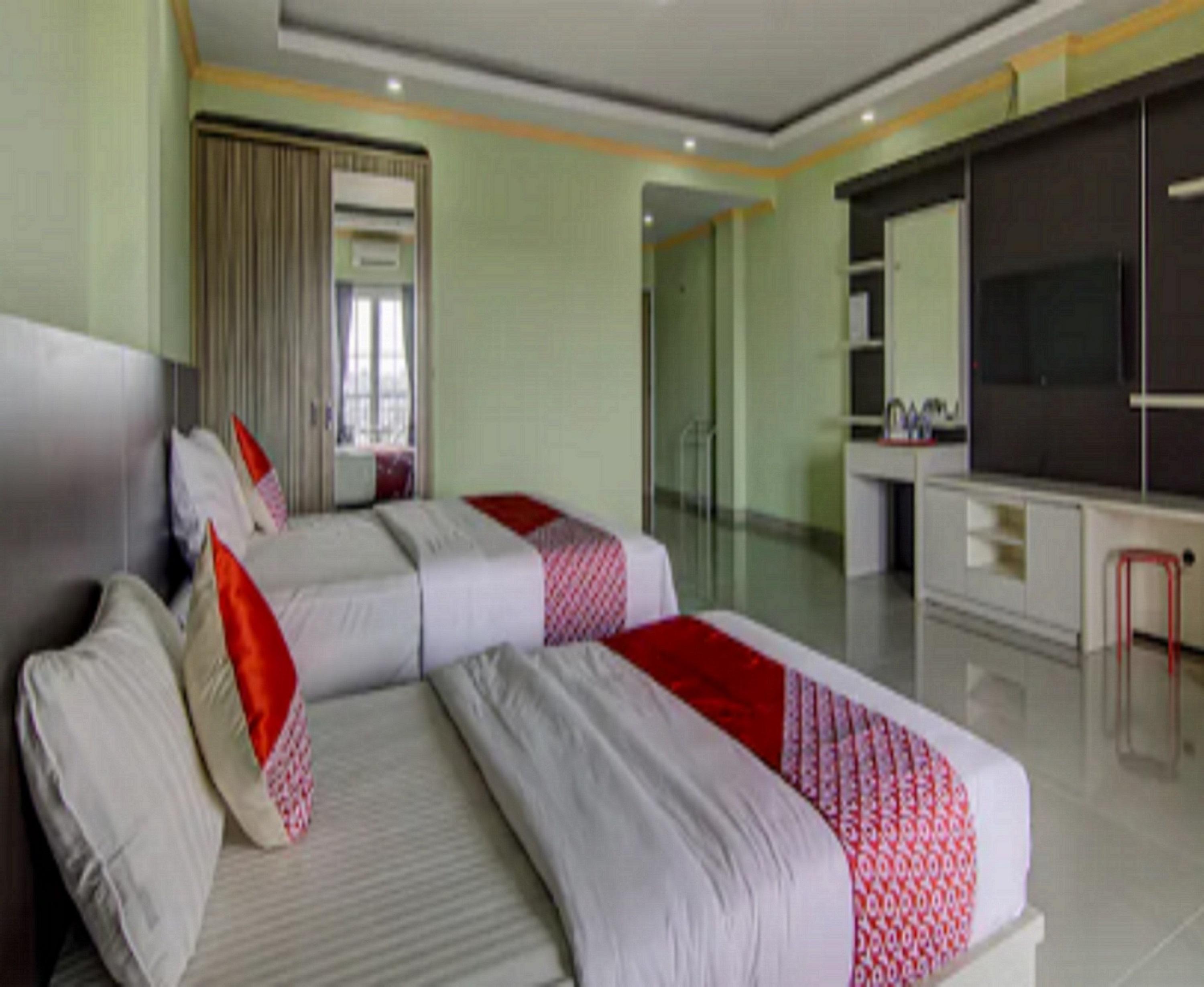 Oyo 3963 Safira Syariah Hotel 2*