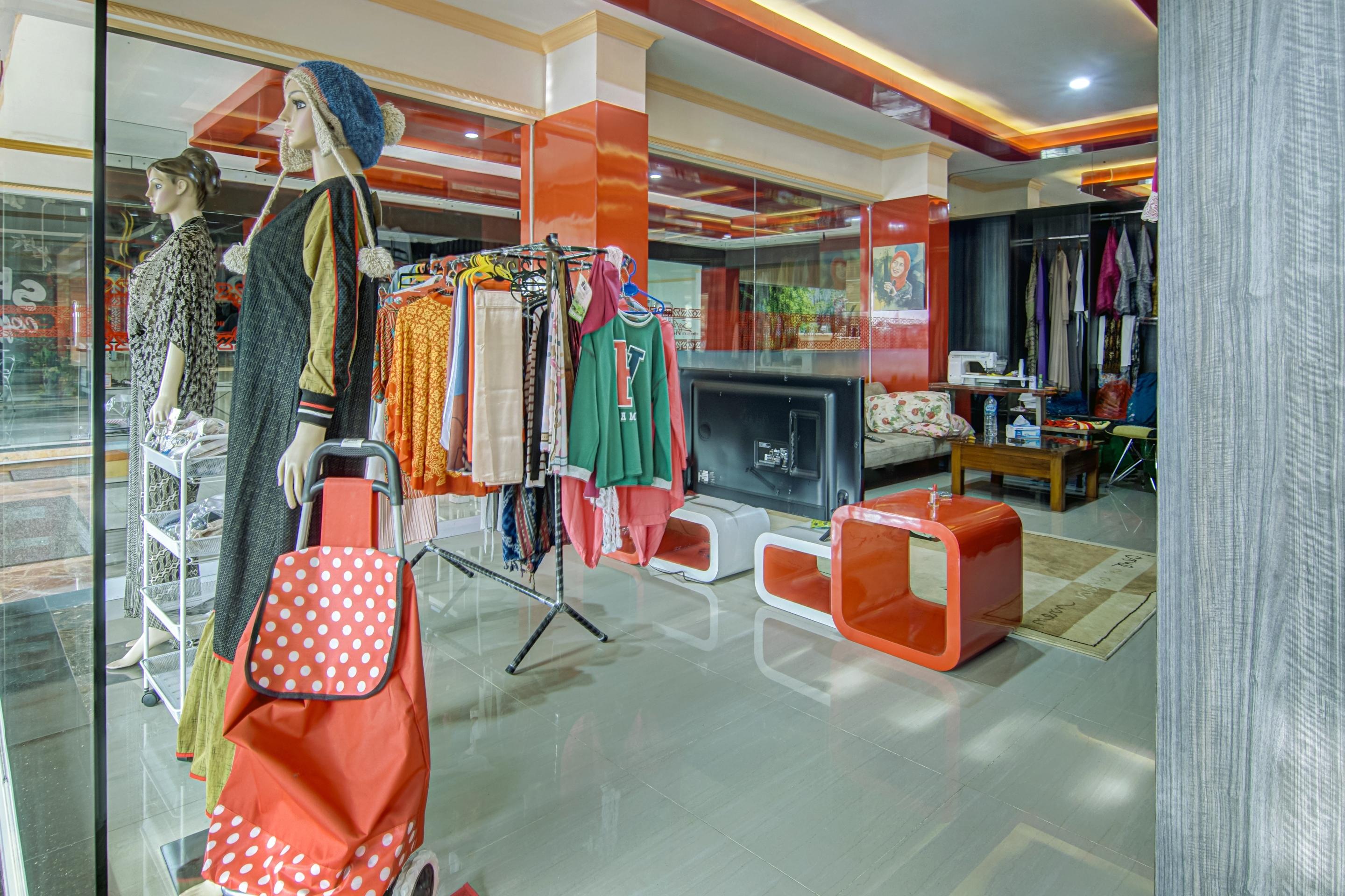 Oyo 3963 Safira Syariah Hotel 2*