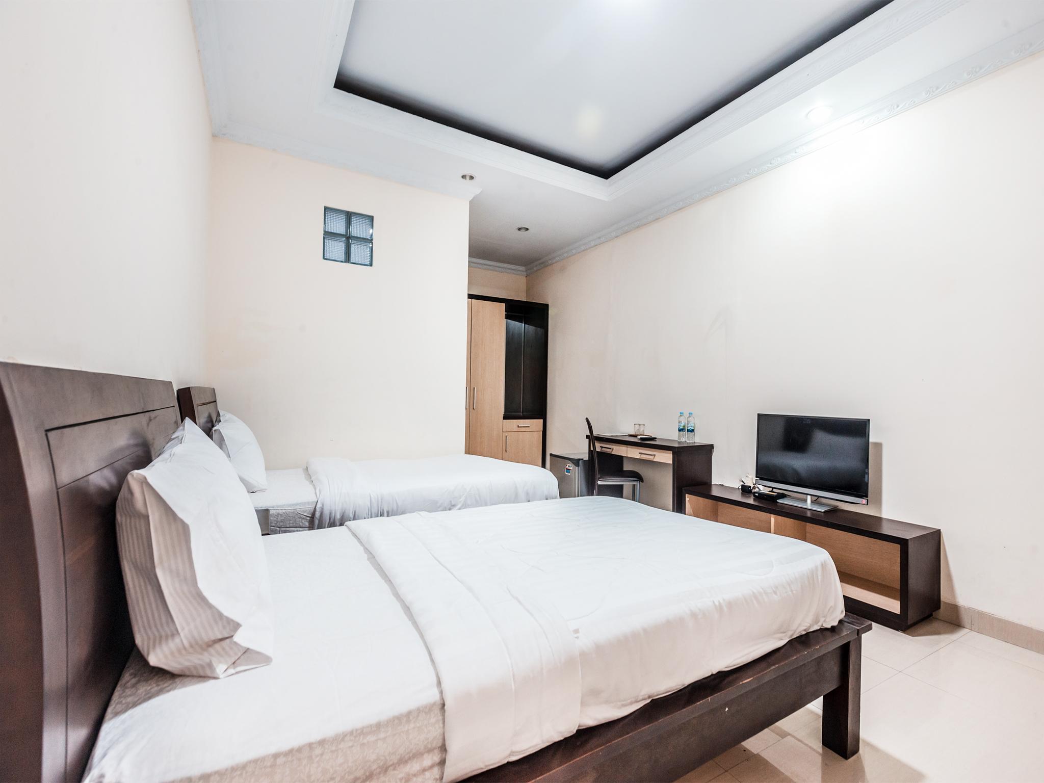 Oyo 1667 Lux Barkah Jakarta