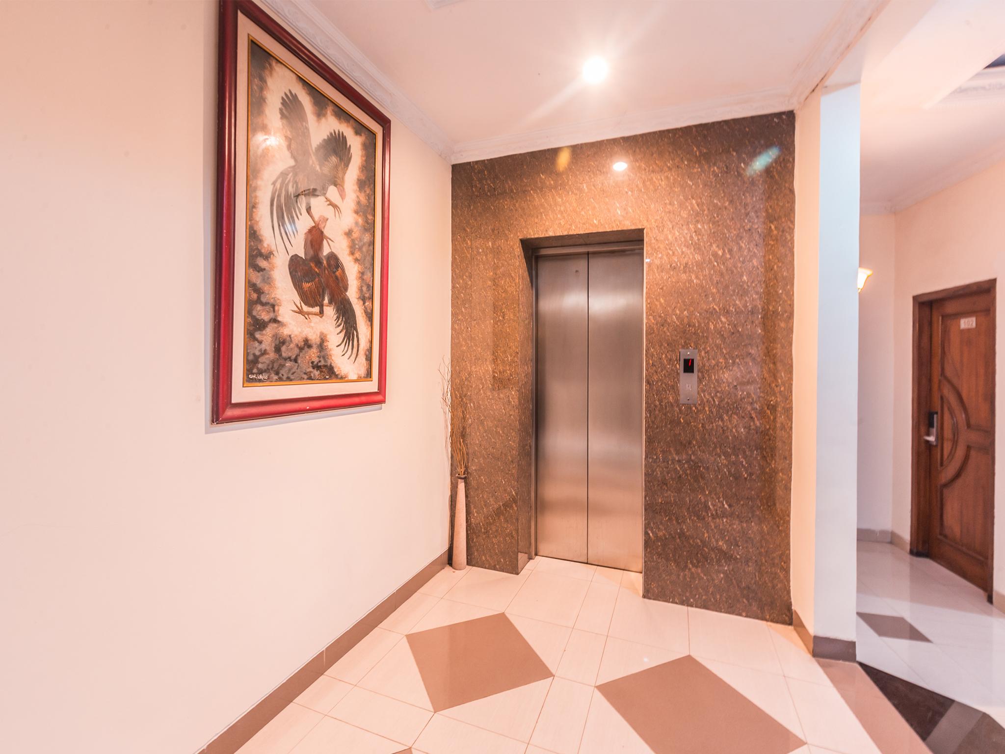 Oyo 1667 Lux Barkah Khách sạn 2*