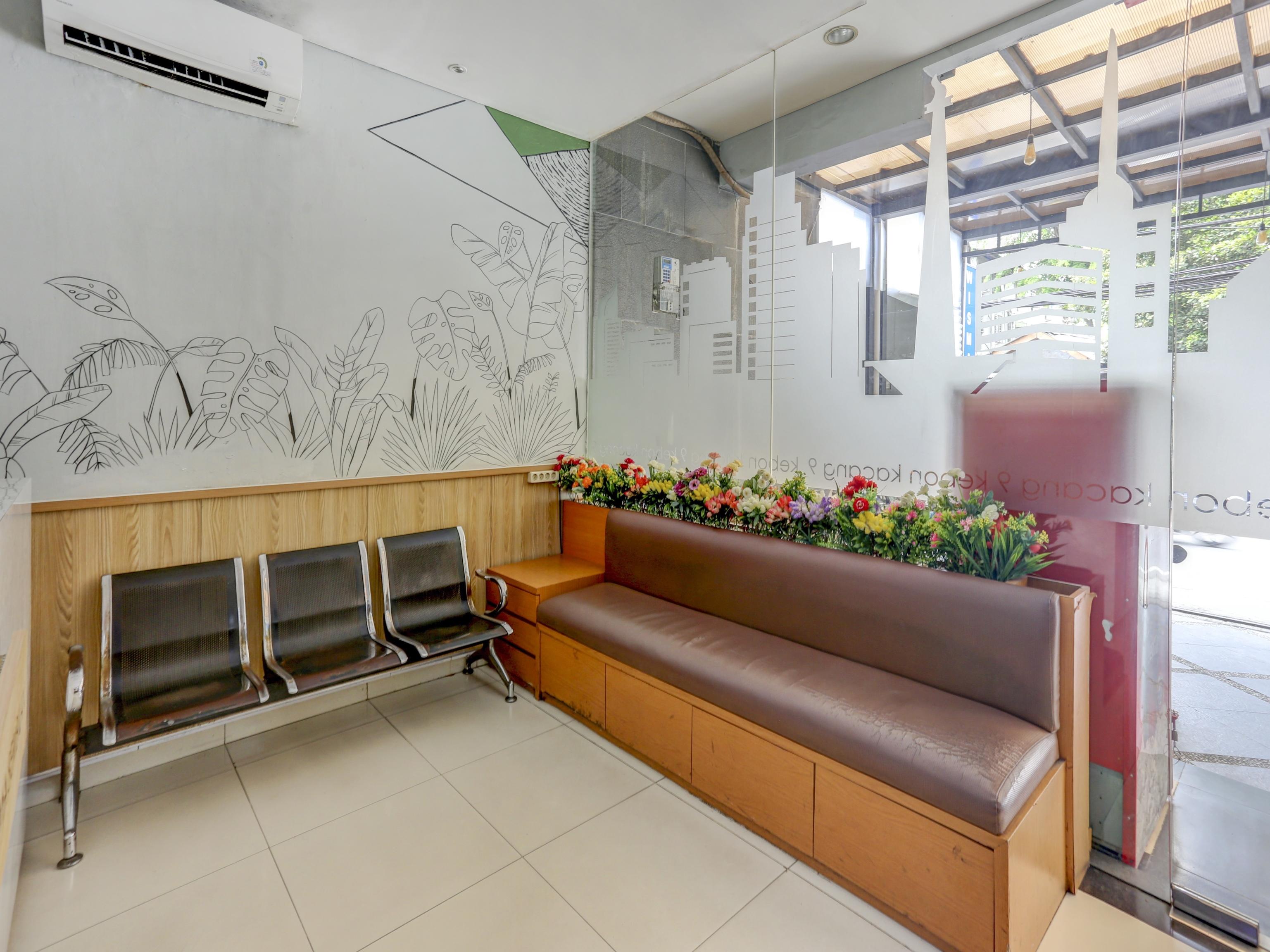 Super Oyo Capital O 90056 Kebon Kacang 9