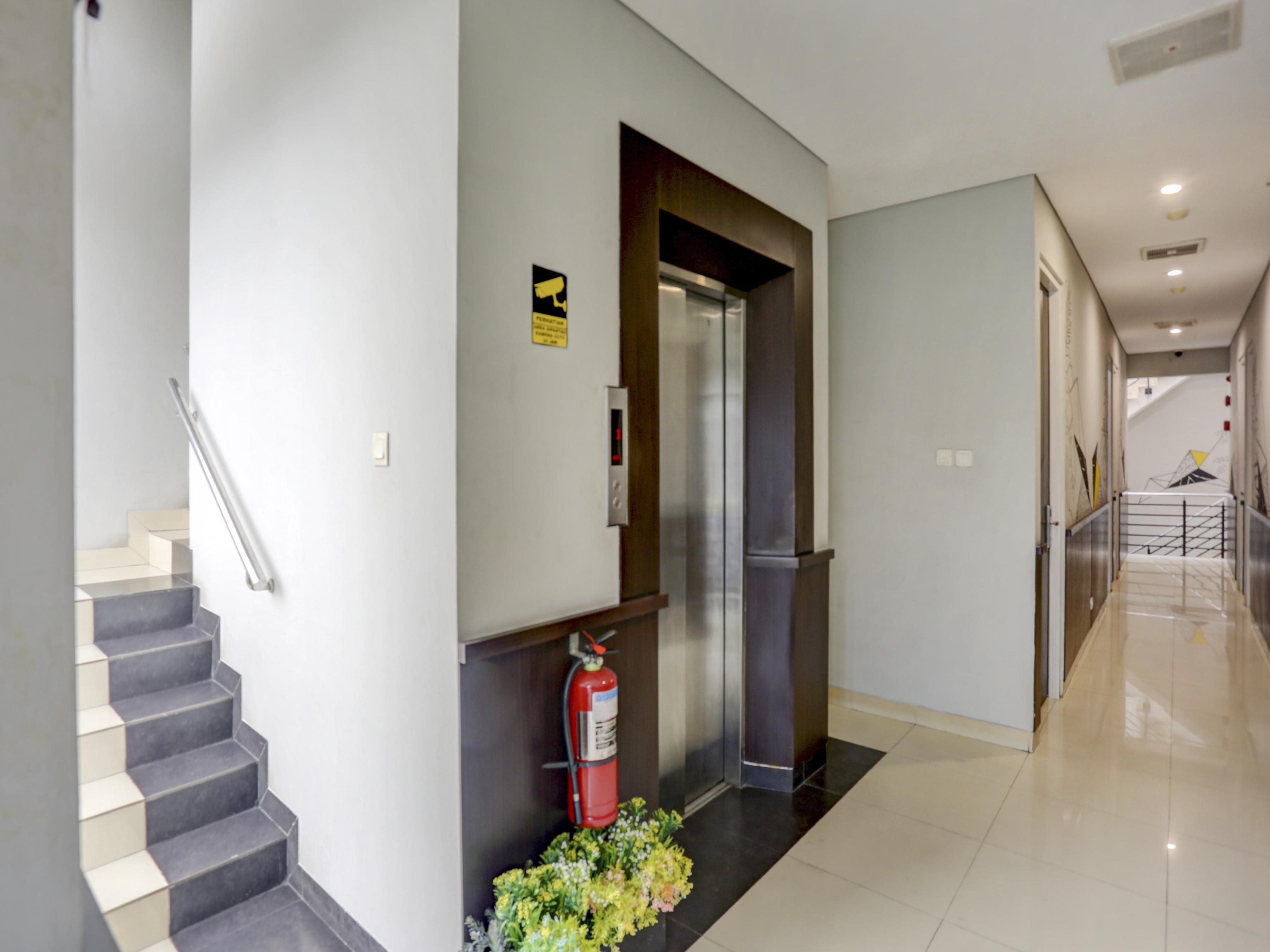 Hotel Super Oyo Capital O 90056 Kebon Kacang 9 2*