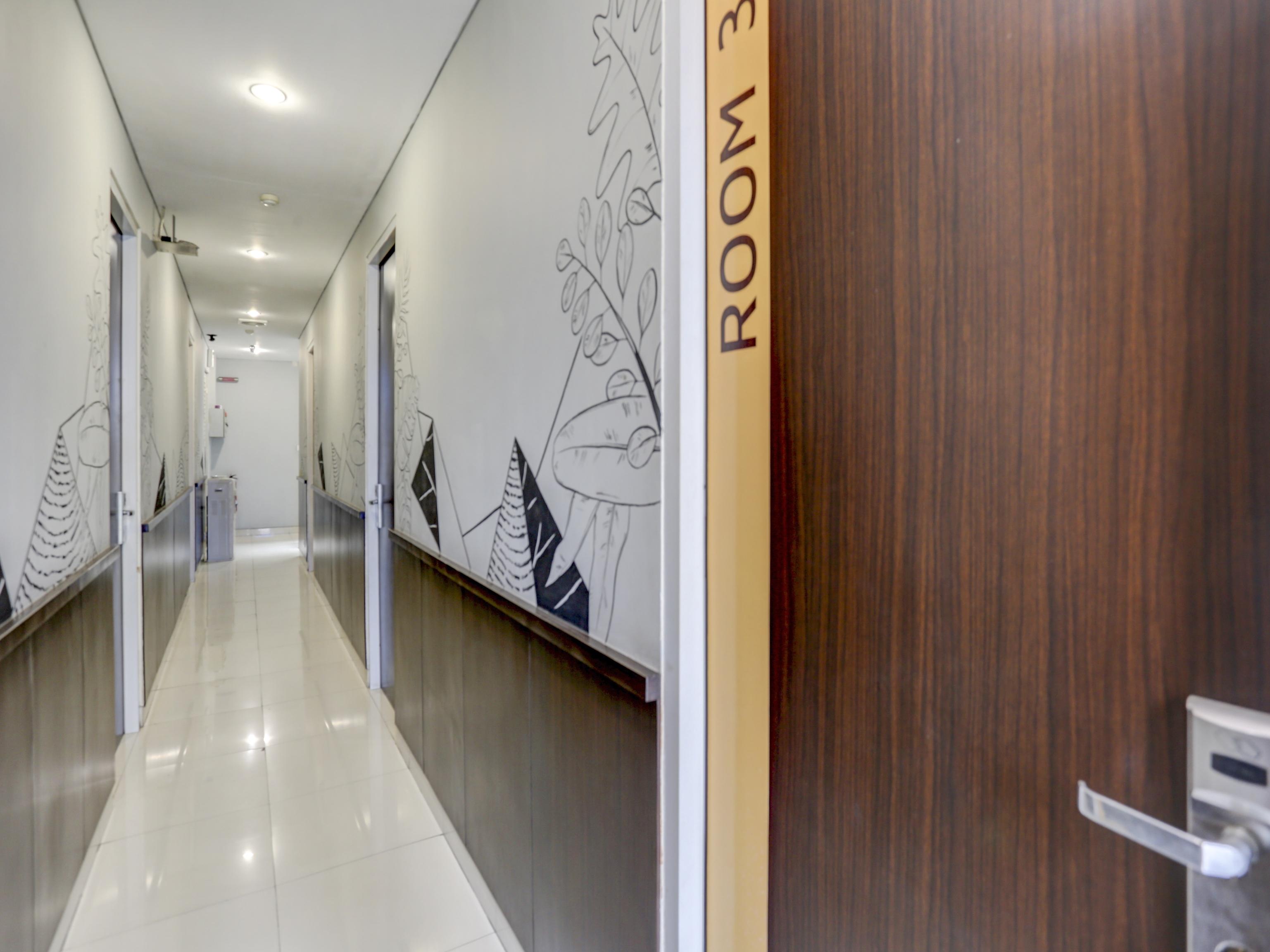 Hotel Super Oyo Capital O 90056 Kebon Kacang 9 2*