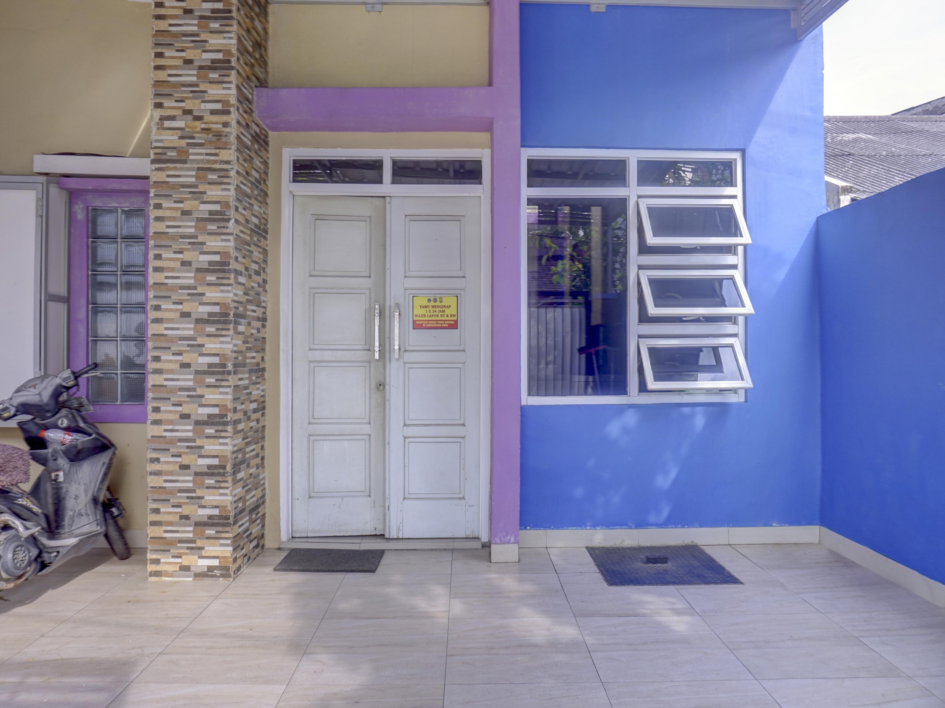 Indah Syariah Mitra Reddoorz Jakarta