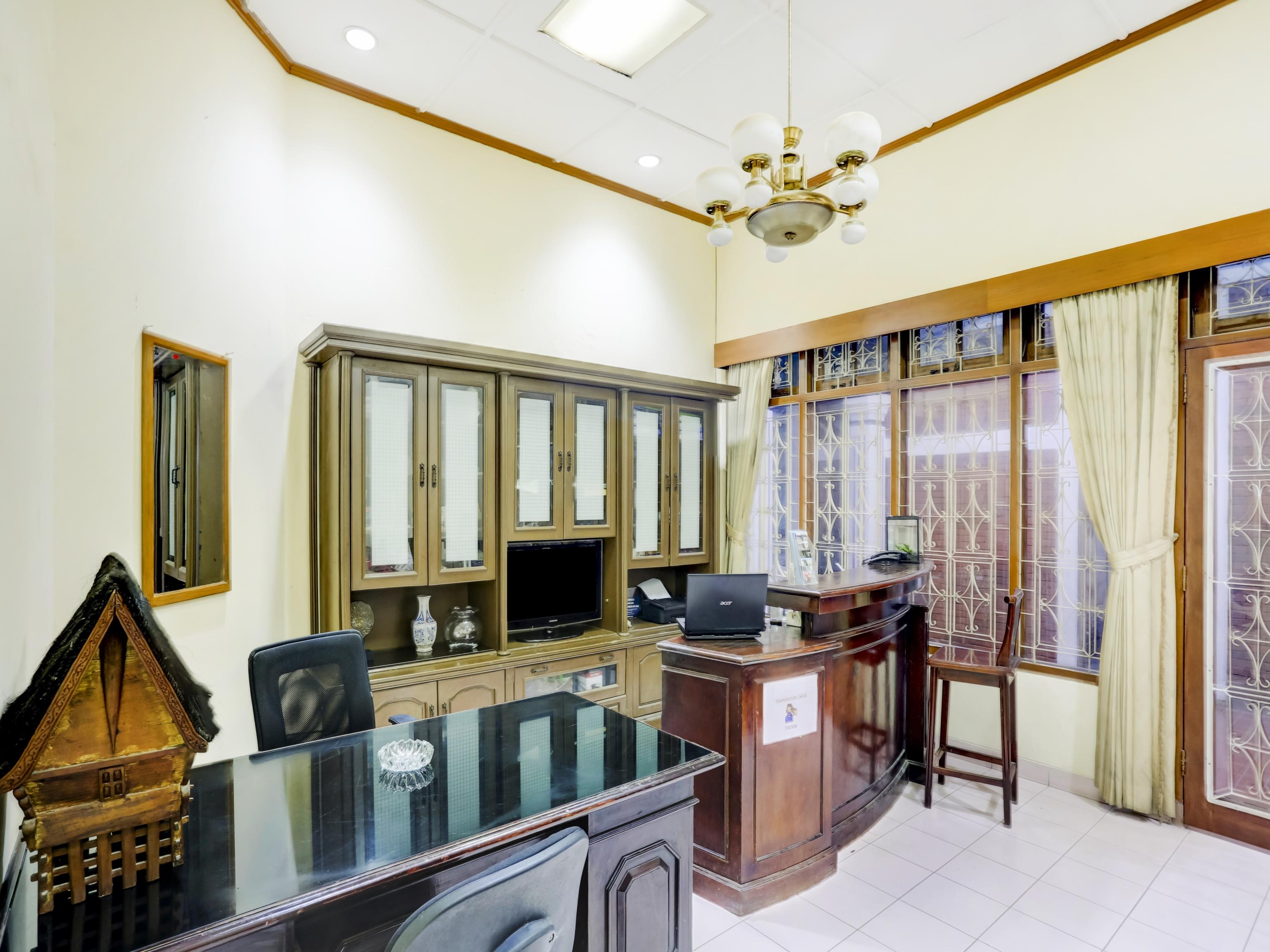 Oyo 90066 Tobana Pejaten House Hotel