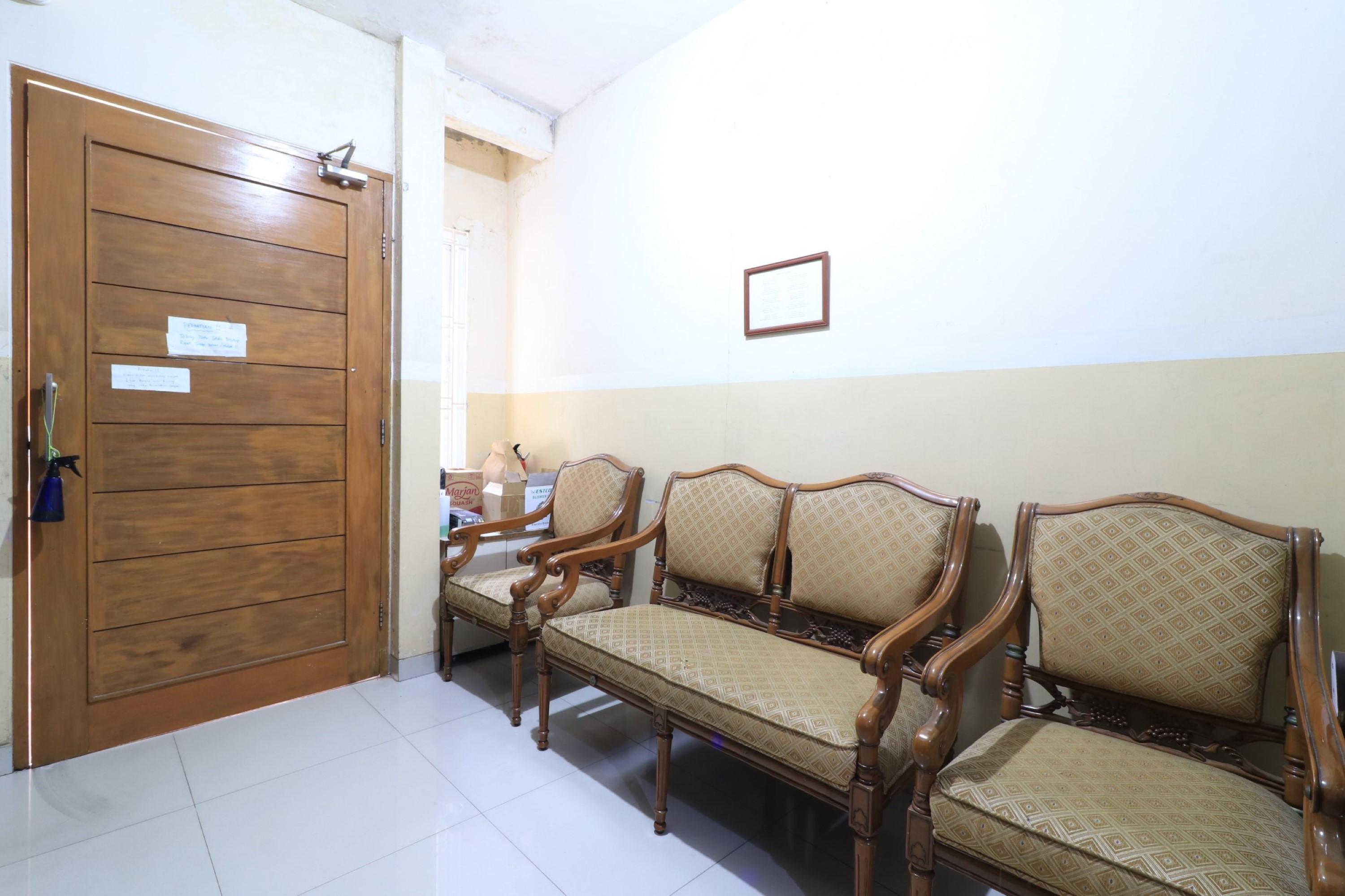 Eiffel Batu Tulis 37 - Female Only Guest house