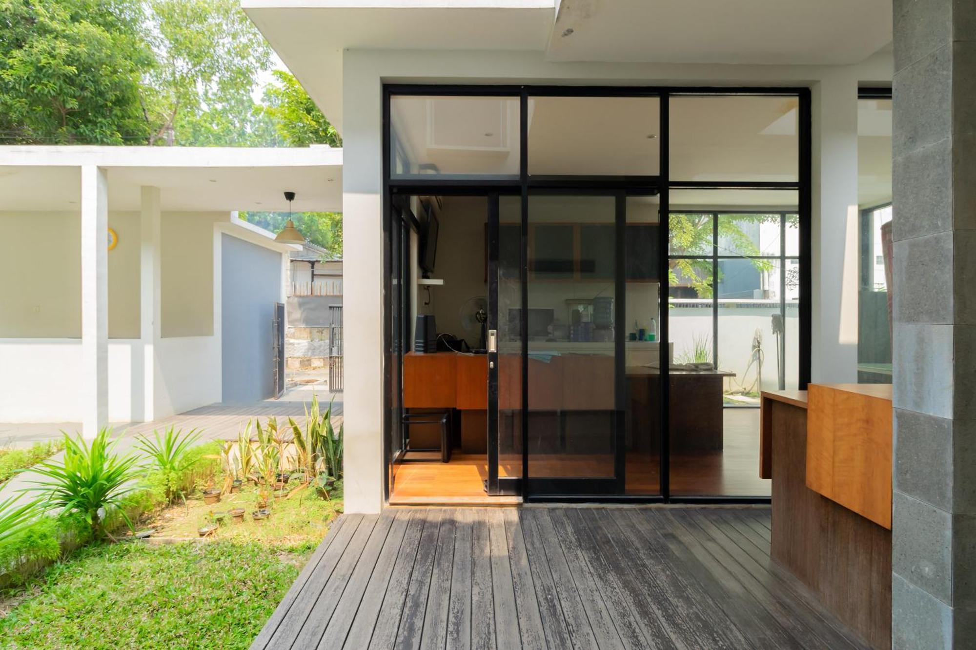 Hostel Reddoorz Near Transmart Kalimalang