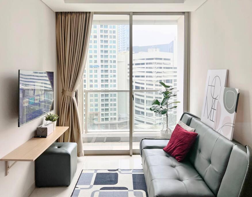 Cozy 3br At Taman Anggrek Apartment *