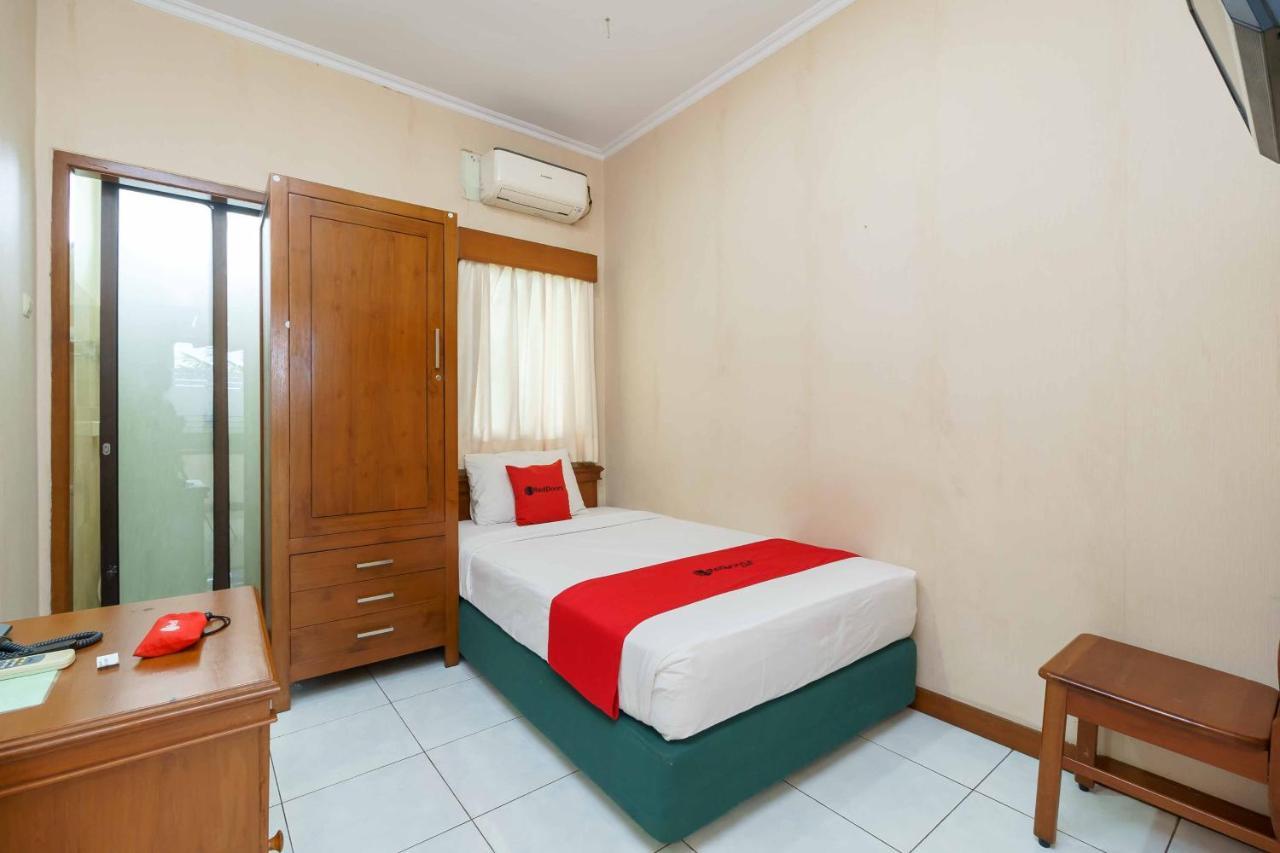 Reddoorz Near Kemang Raya Hotel