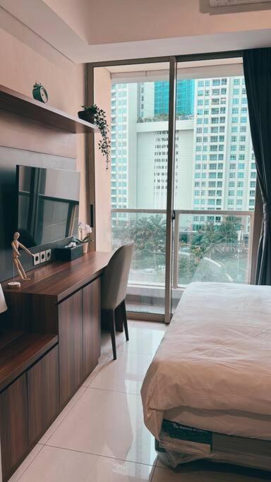 Cozy Studio Apartmen At Taman Anggrek Residences Apartment